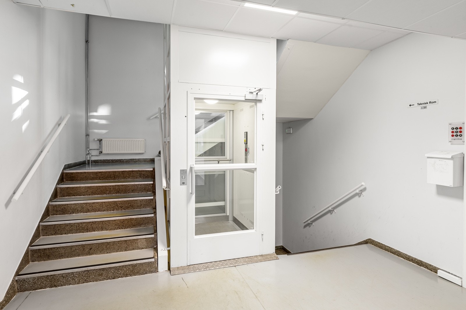 Heisen tar deg enkelt til leiligheten som ligger i byggets 5. etasje Galleribilde