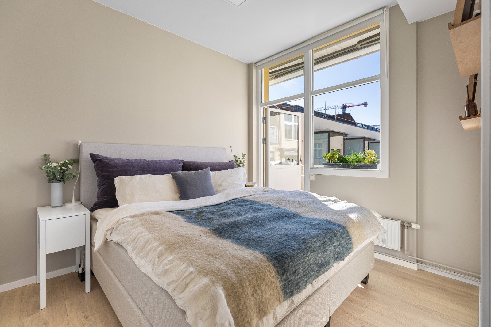 Romslig soverom med walk-in-closet og utgang til en romslig, sydvestvendt balkong Galleribilde