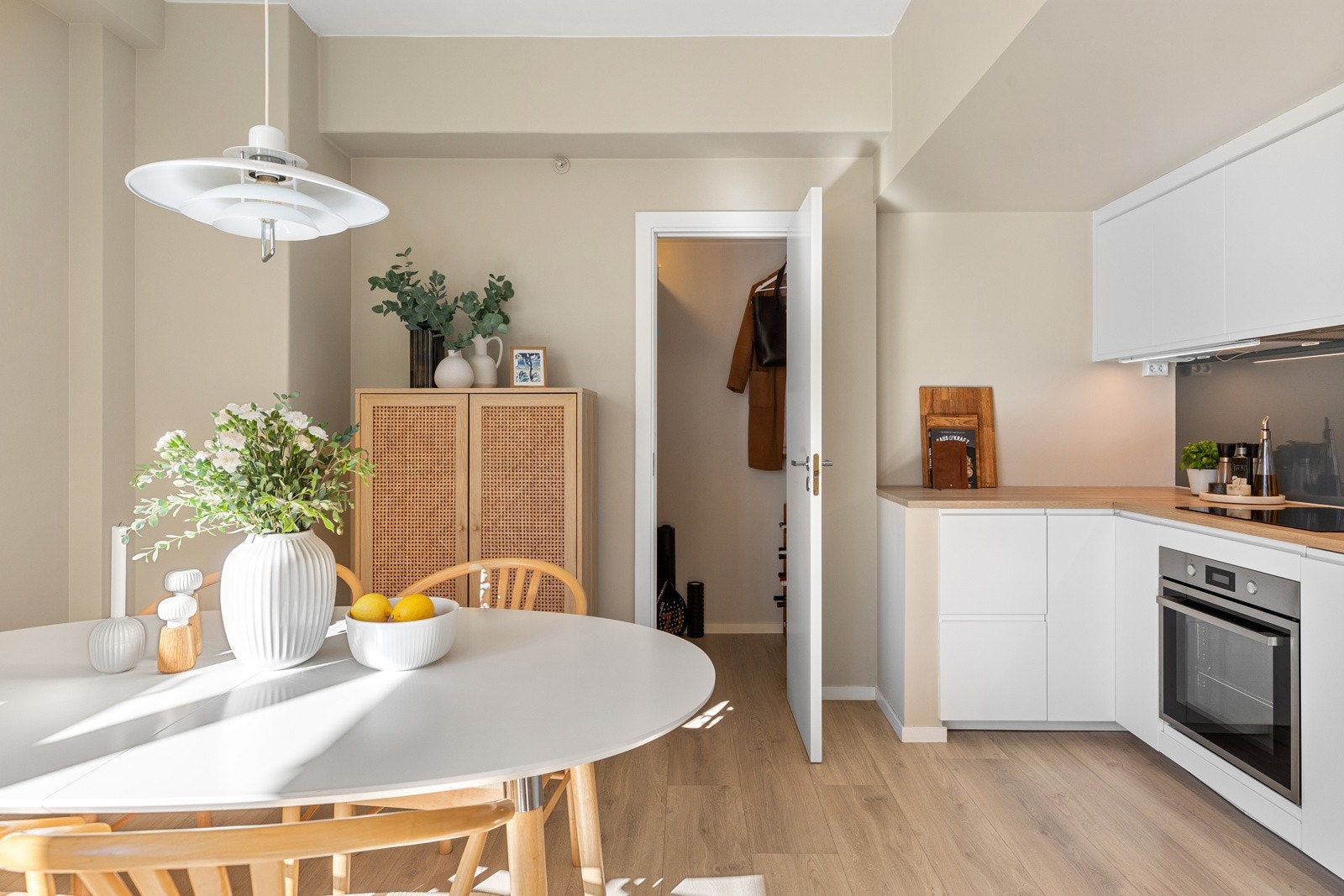 Fra stuen er det adgang til innvendig bod for optimale lagringsmuligheter Galleribilde