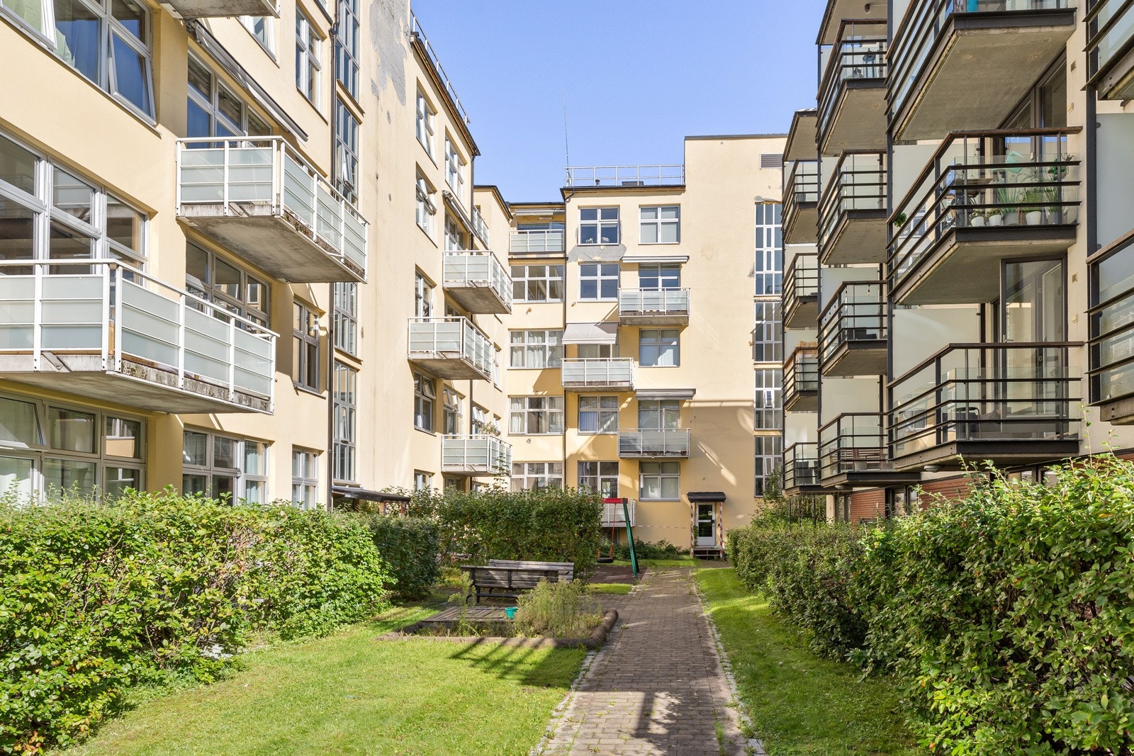 Bygget er omkranset av idylliske hager, som gir en rolig og tilbaketrukket følelse Galleribilde