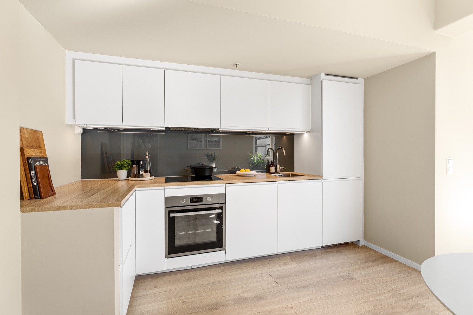 Innredningen er fra Ikea, og har opplegg for platetopp, oppvaskmaskin, stekeovn og frittstående kjøl/frys Galleribilde