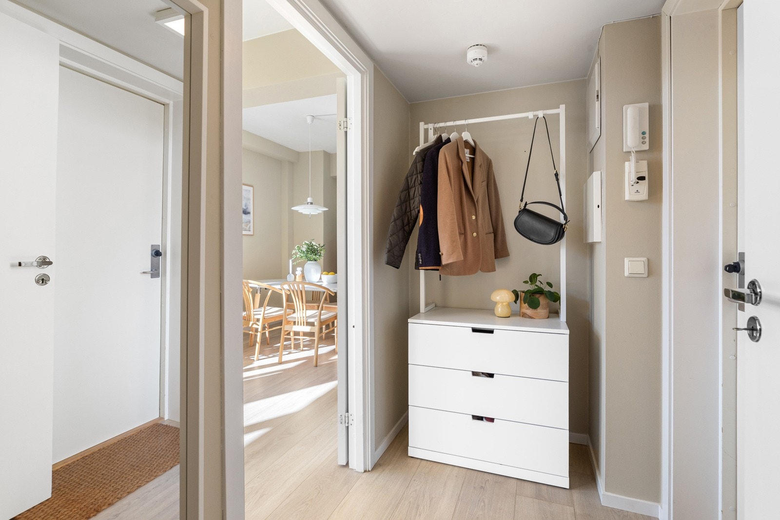 Her er det rikelig med plass til oppbevaring av yttertøy og sko Galleribilde