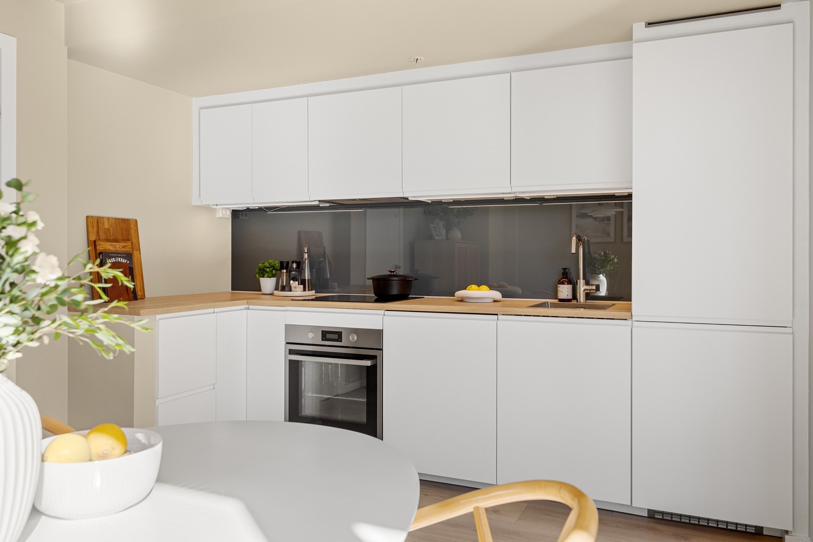 Åpent og lekkert kjøkken med god standard fra 2018, med glatte, folierte fronter og benkeplate i laminat Galleribilde