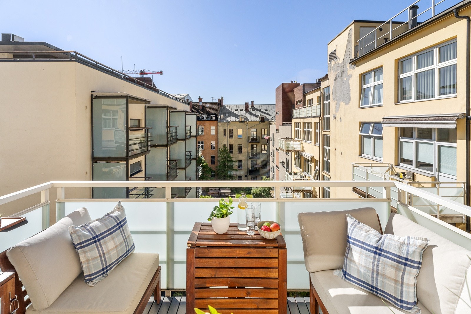 Wessels gate 8 er en svært delikat og innbydende 2-roms leilighet, beliggende fritt og rolig til i byggets femte etasje med heisadkomst Galleribilde