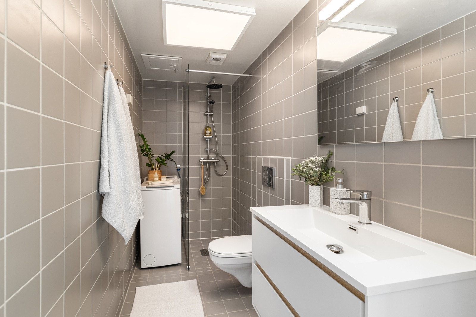 Svært innbydende baderom fra 2008 med behagelig gulvvarme og opplegg for vaskemaskin Galleribilde