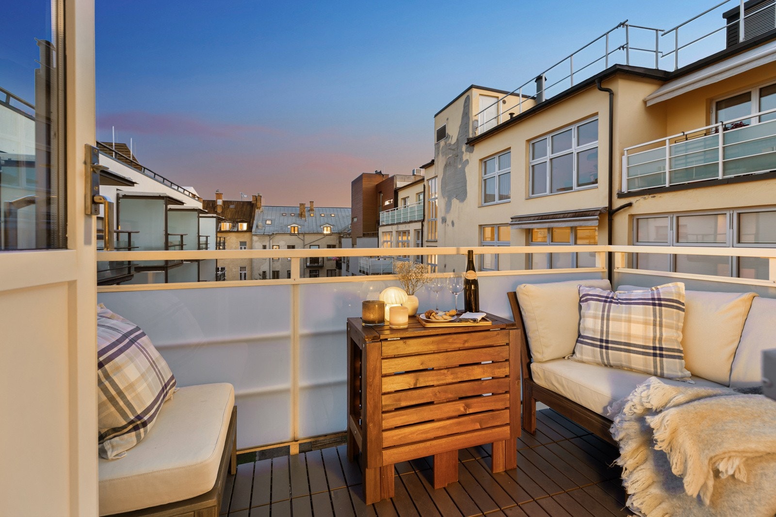 Selgers egne ord: "I helgene går vi ofte til Åpent Bakeri på St. Olavs plass og kjøper ferskt brød til frokost, som vi nyter sammen med morgenkaffen på balkongen" Galleribilde