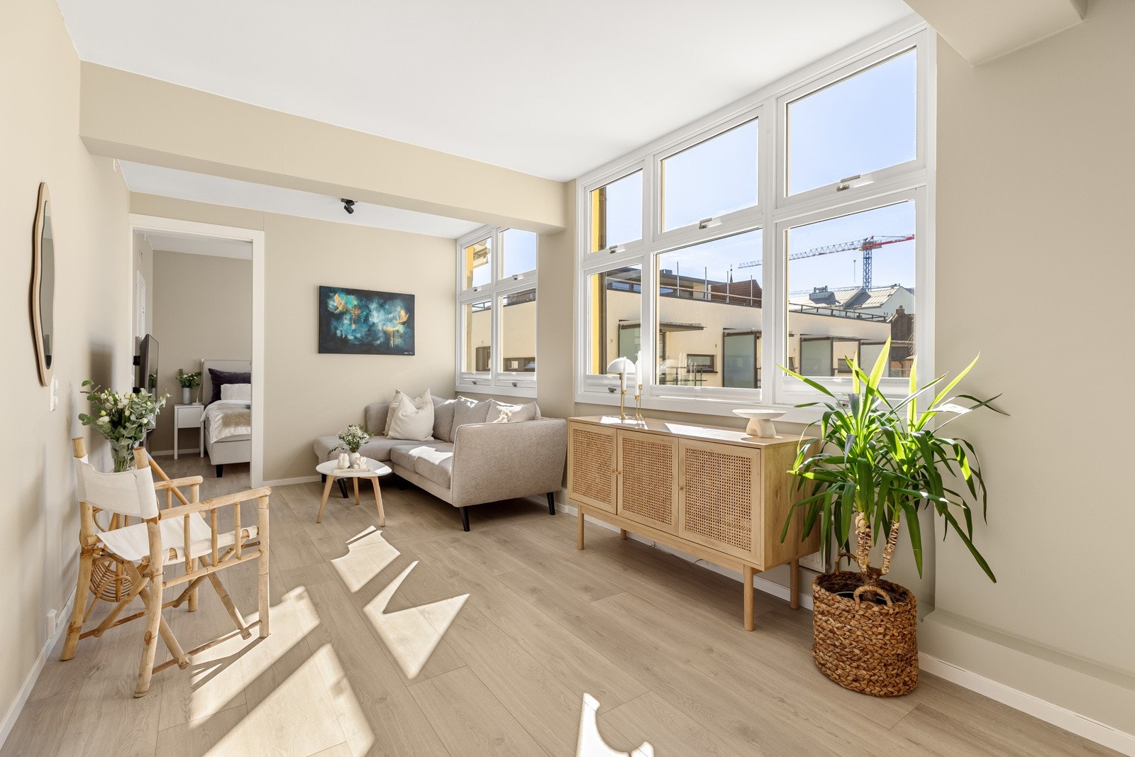 Rekken av store vindusflater i byggets 5. etasje gir en utmerket og luftig følelse i hele leiligheten Galleribilde