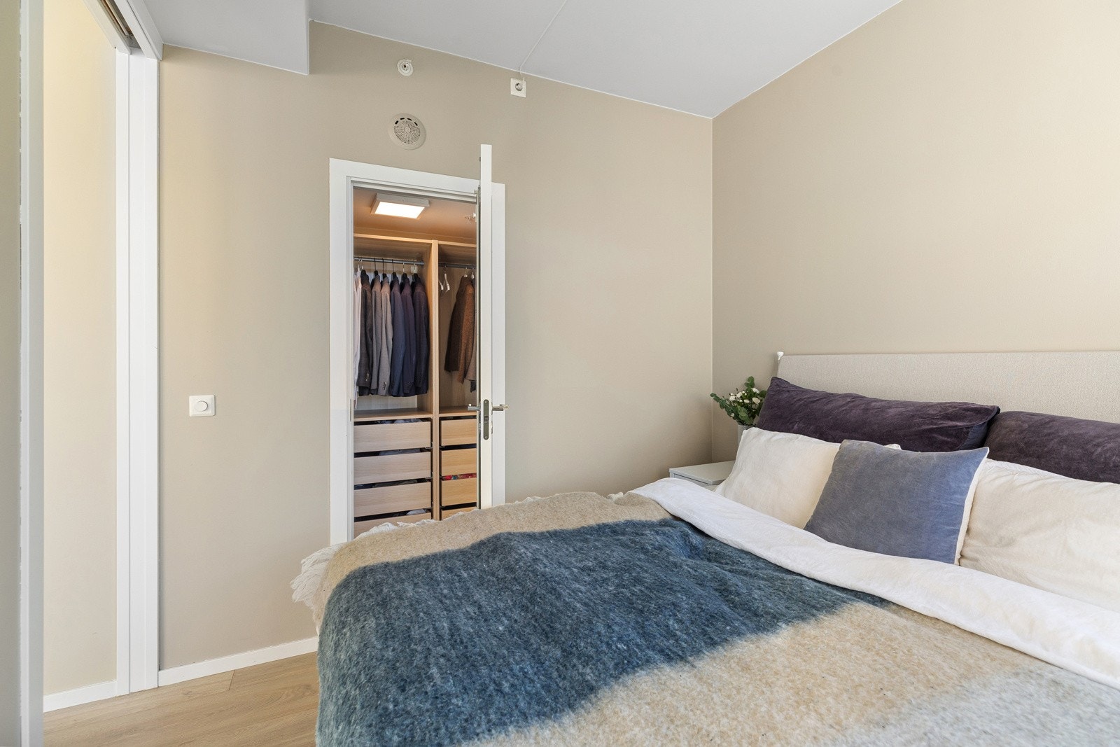 Fra soverommet har du direkte adgang til din egen walk-in garderobe Galleribilde