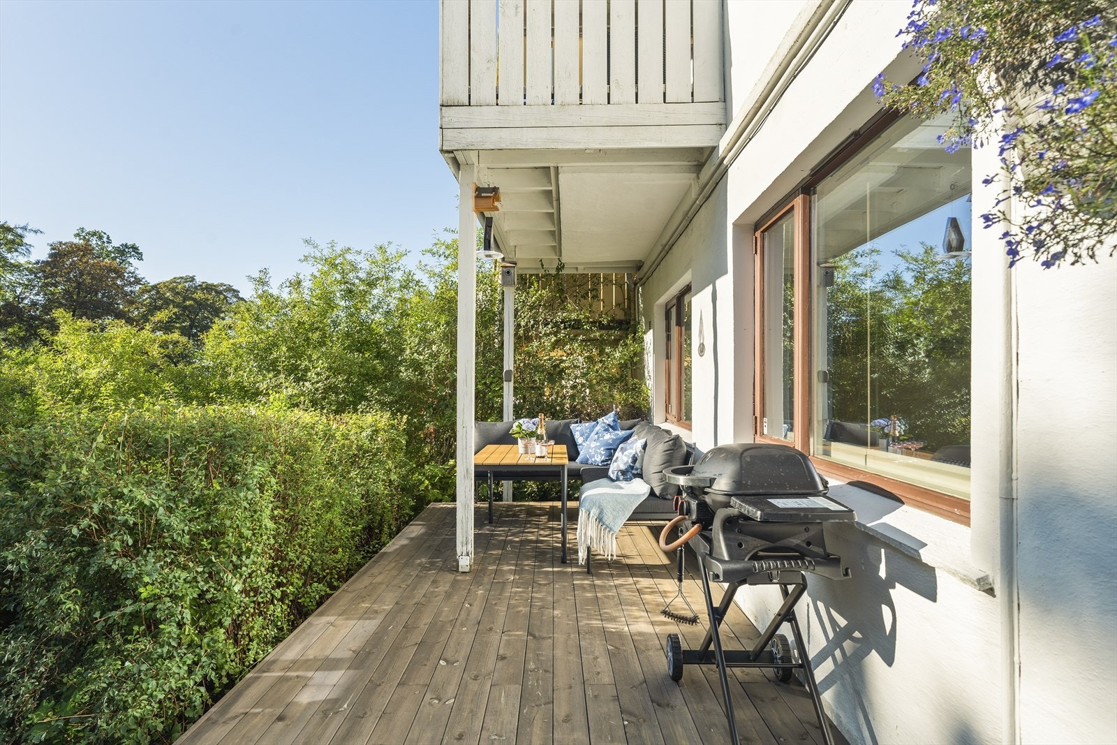 Romslig terrasse på 14 kvm med ny platting fra 2024. Galleribilde
