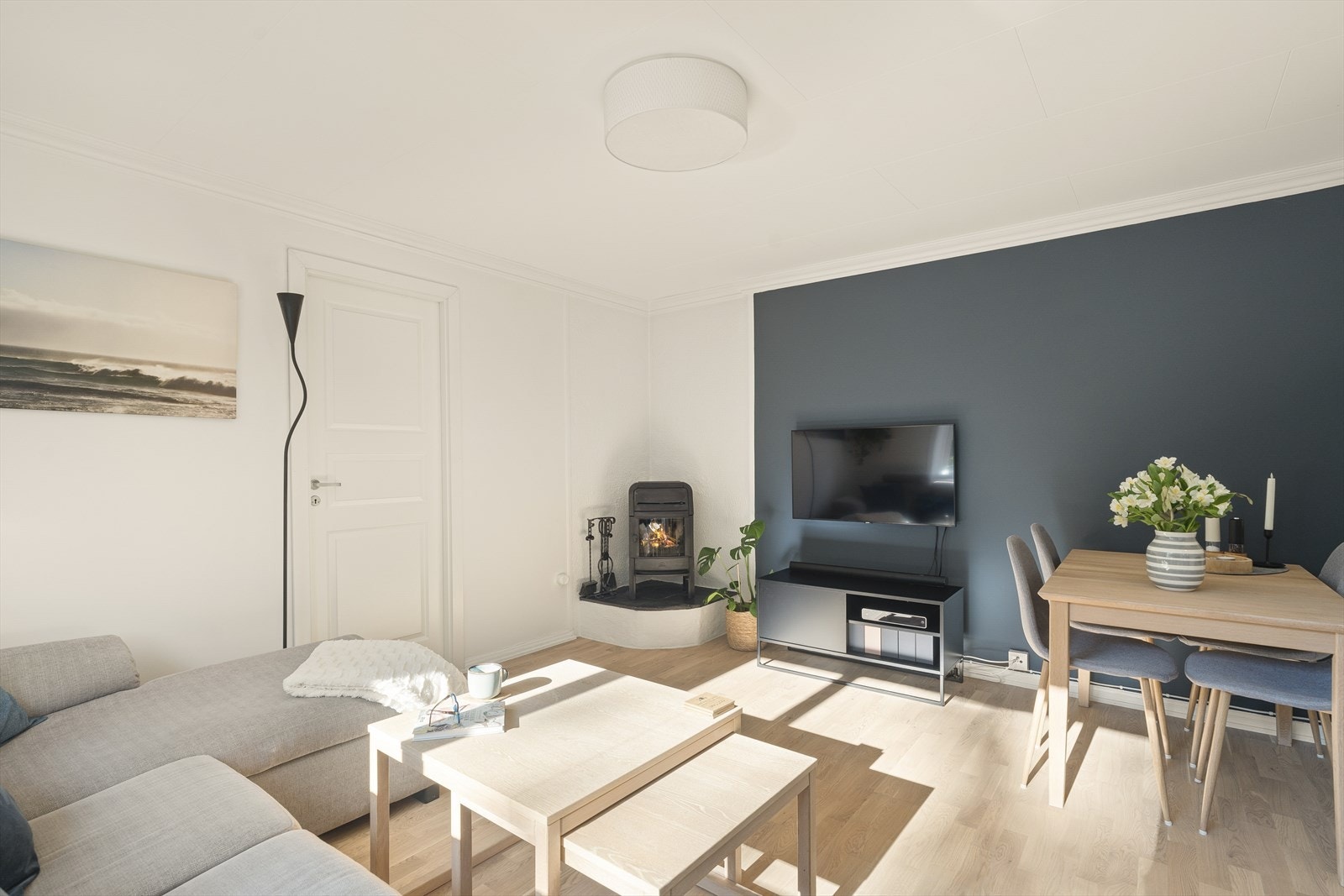 Romslig stue med plass til spisegruppe, perfekt for besøk av familie og venner! Galleribilde