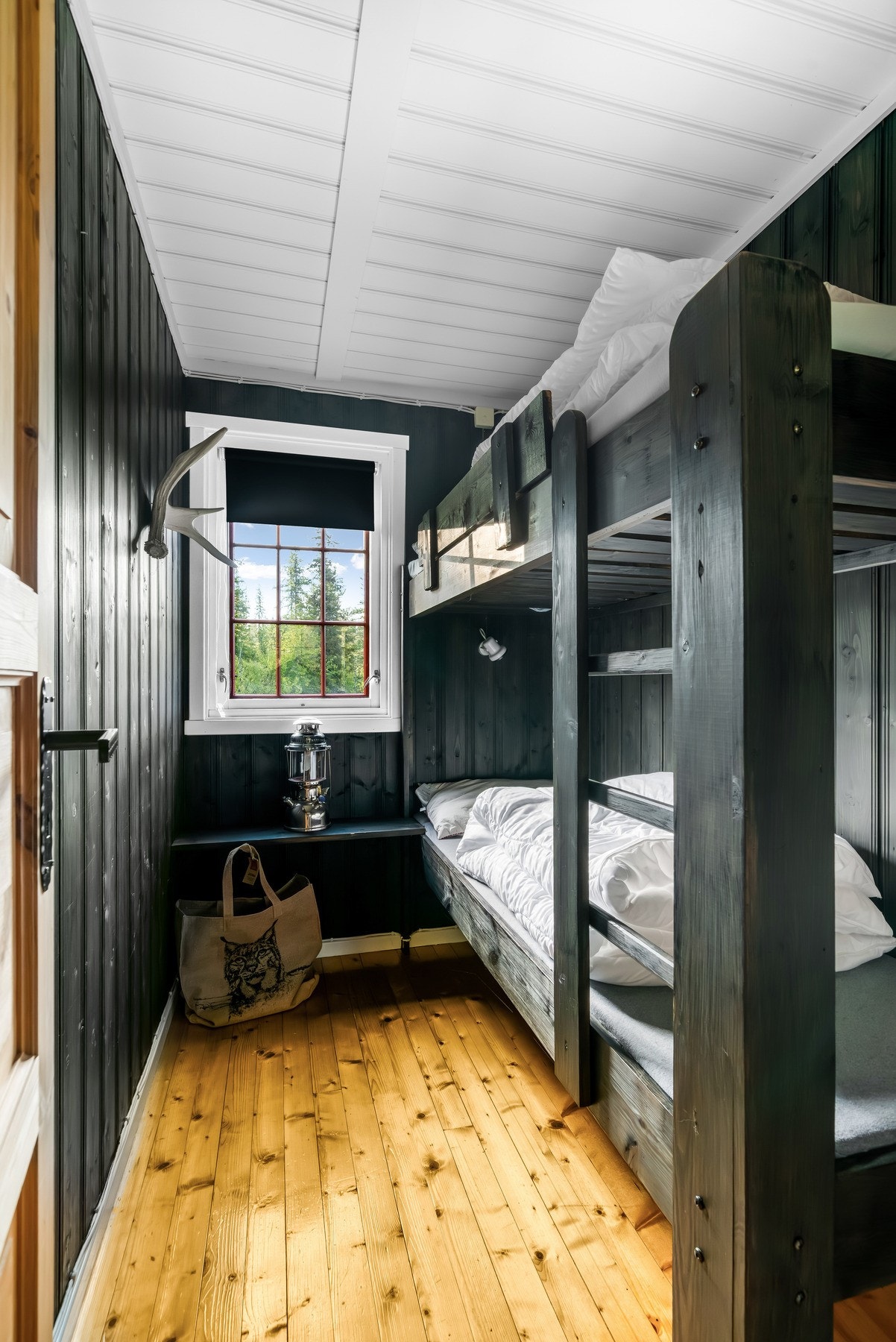 Det andre soverommet har plassbygget køyeseng, også her plass til noe oppbevaring Galleribilde