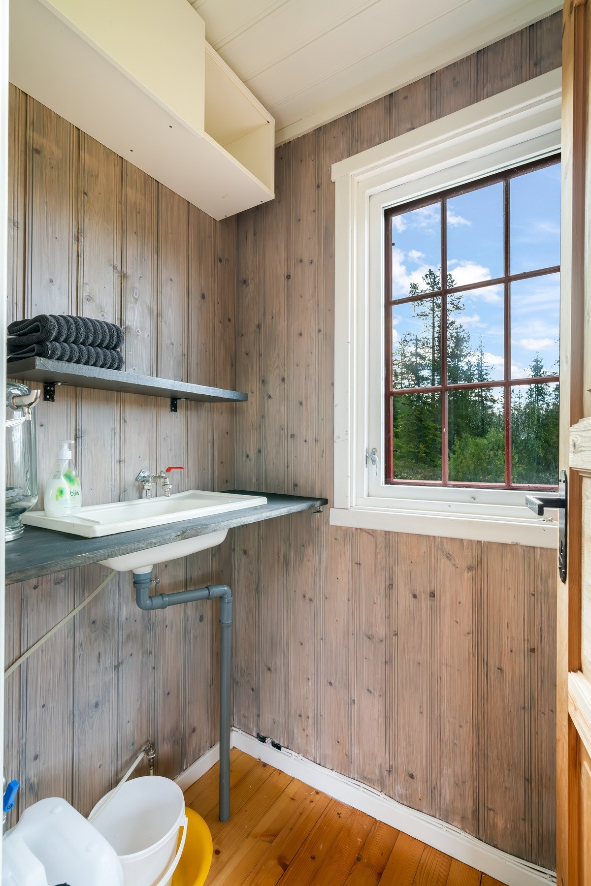 Vaskerom med inngang fra entrè Galleribilde