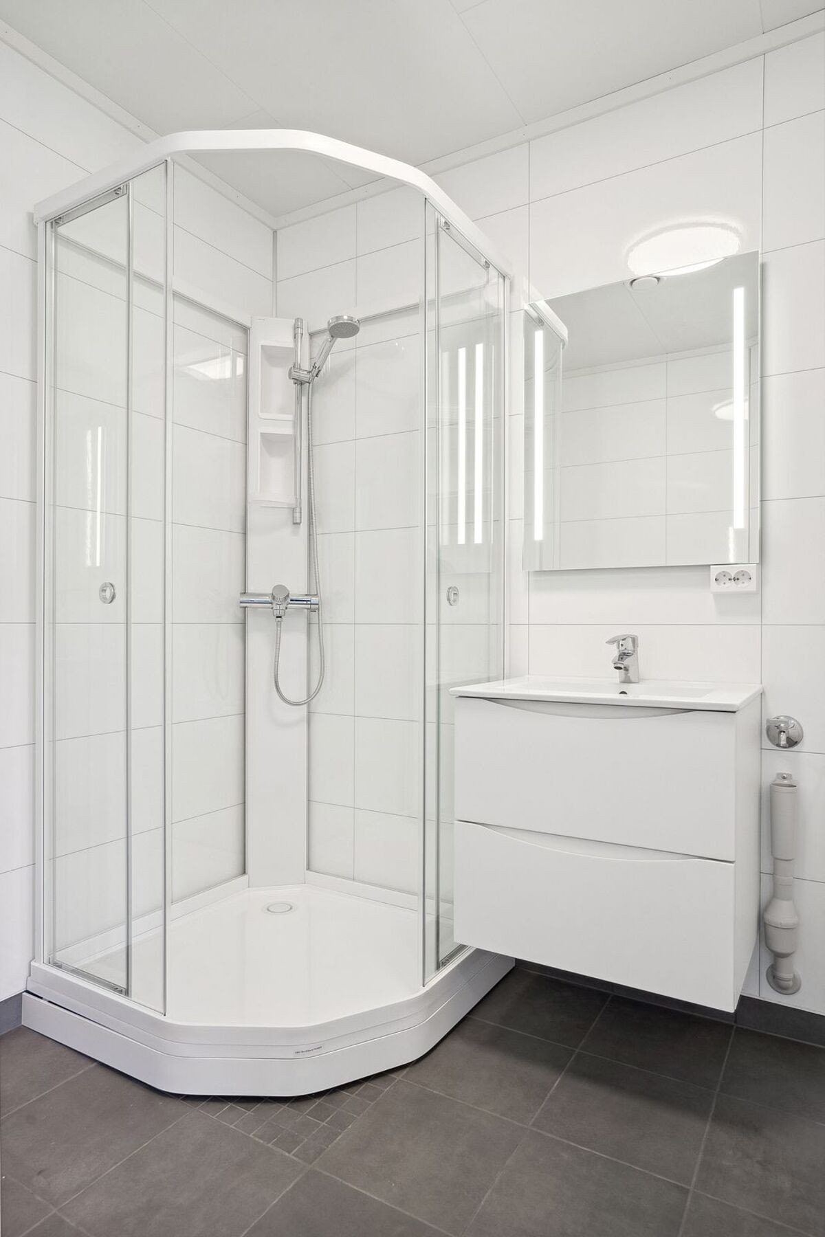Bad med opplegg for vaskemaskin (bilder er fra tilsvarende speilvendt leilighet i 2 etg.) Galleribilde