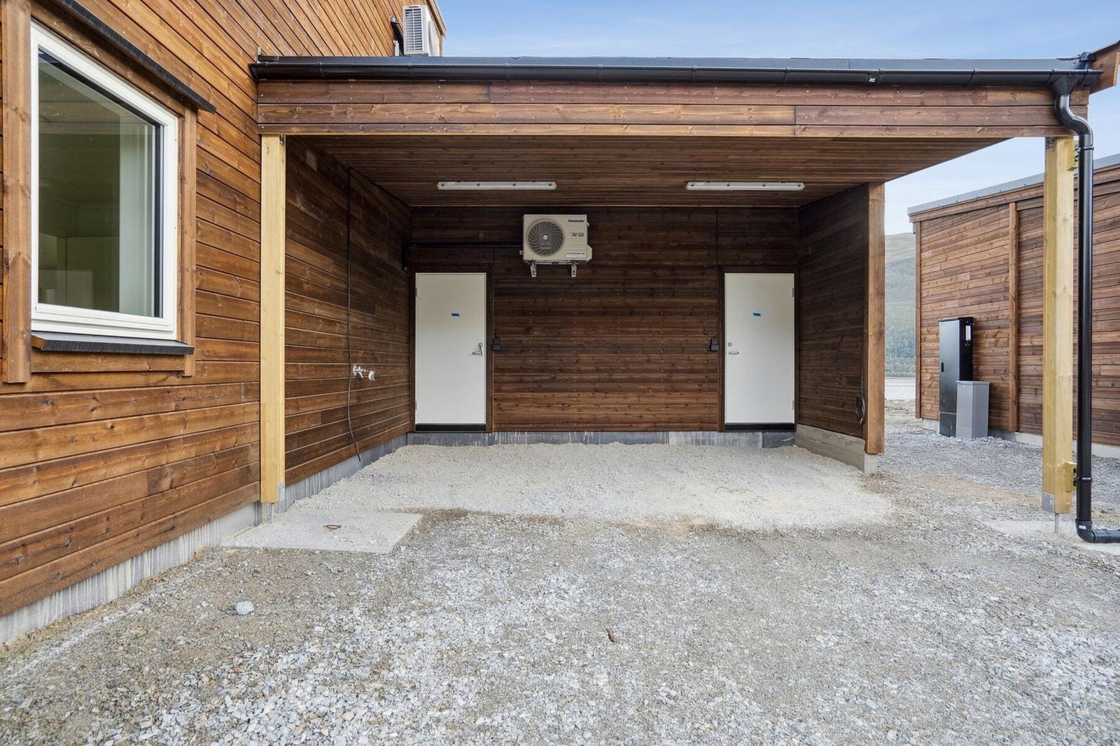 Egen carport med sportsbod bak til alle leilighetene. Galleribilde