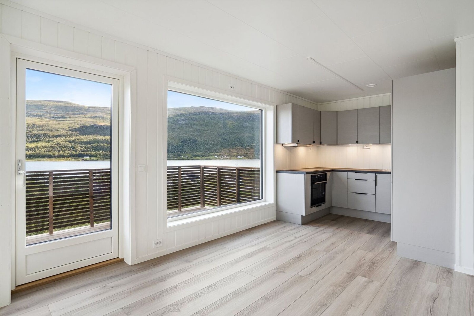 Kjøkken ligger i hjørne av stue (bilder er fra tilsvarende speilvendt leilighet i 2 etg.). Galleribilde