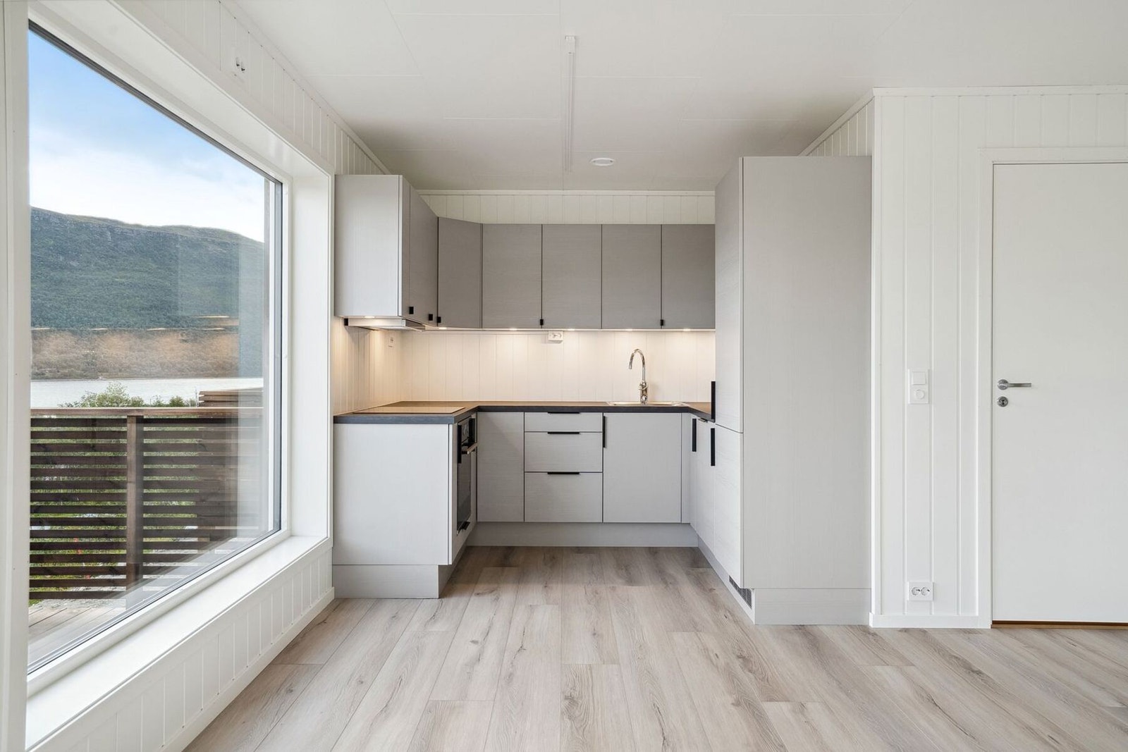 Kjøkken med integrerte hvitevarer (bilder er fra tilsvarende speilvendt leilighet i 2 etg.). Galleribilde