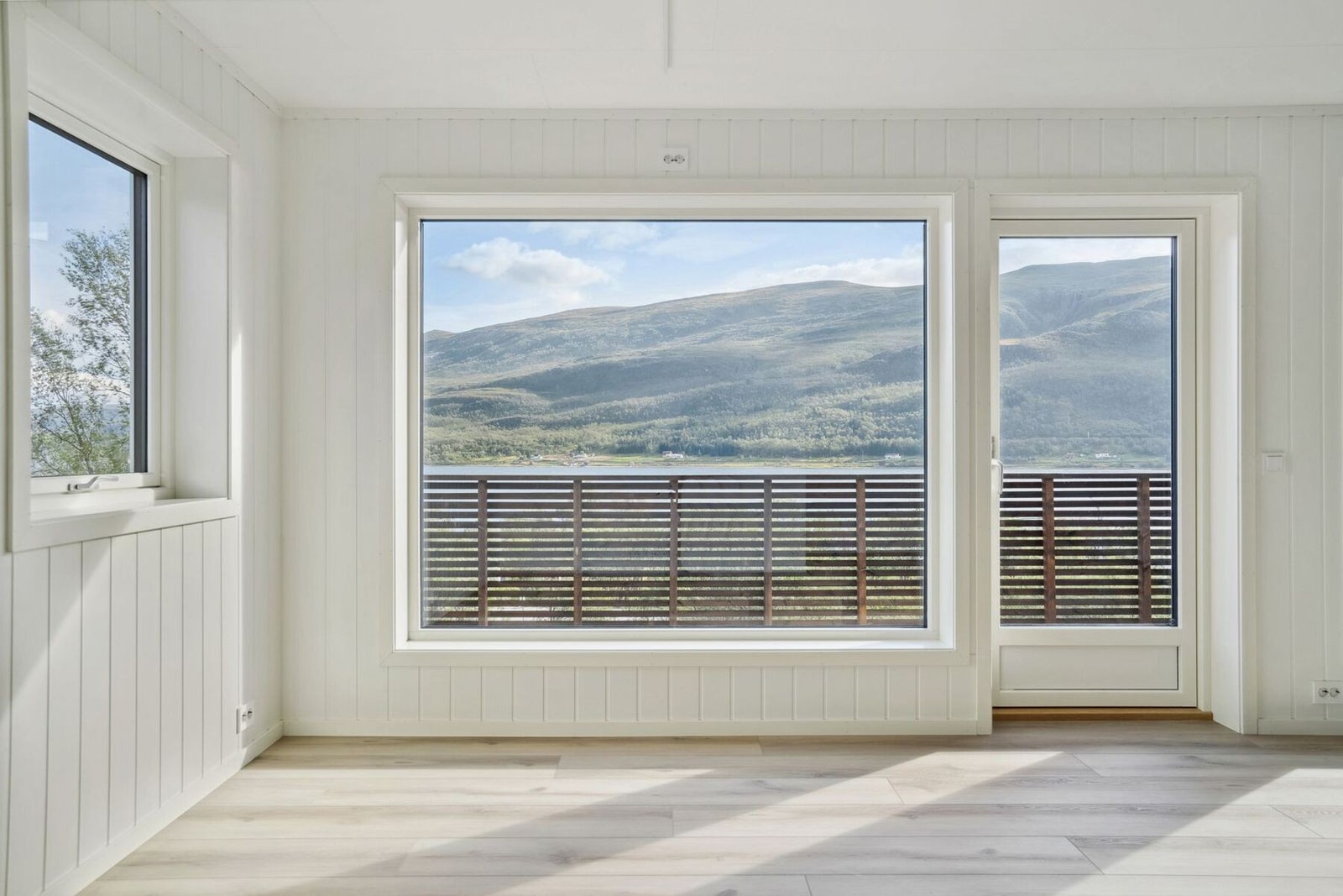 Stue med terrasse foran (bilder er fra tilsvarende speilvendt leilighet i 2 etg. ) Galleribilde