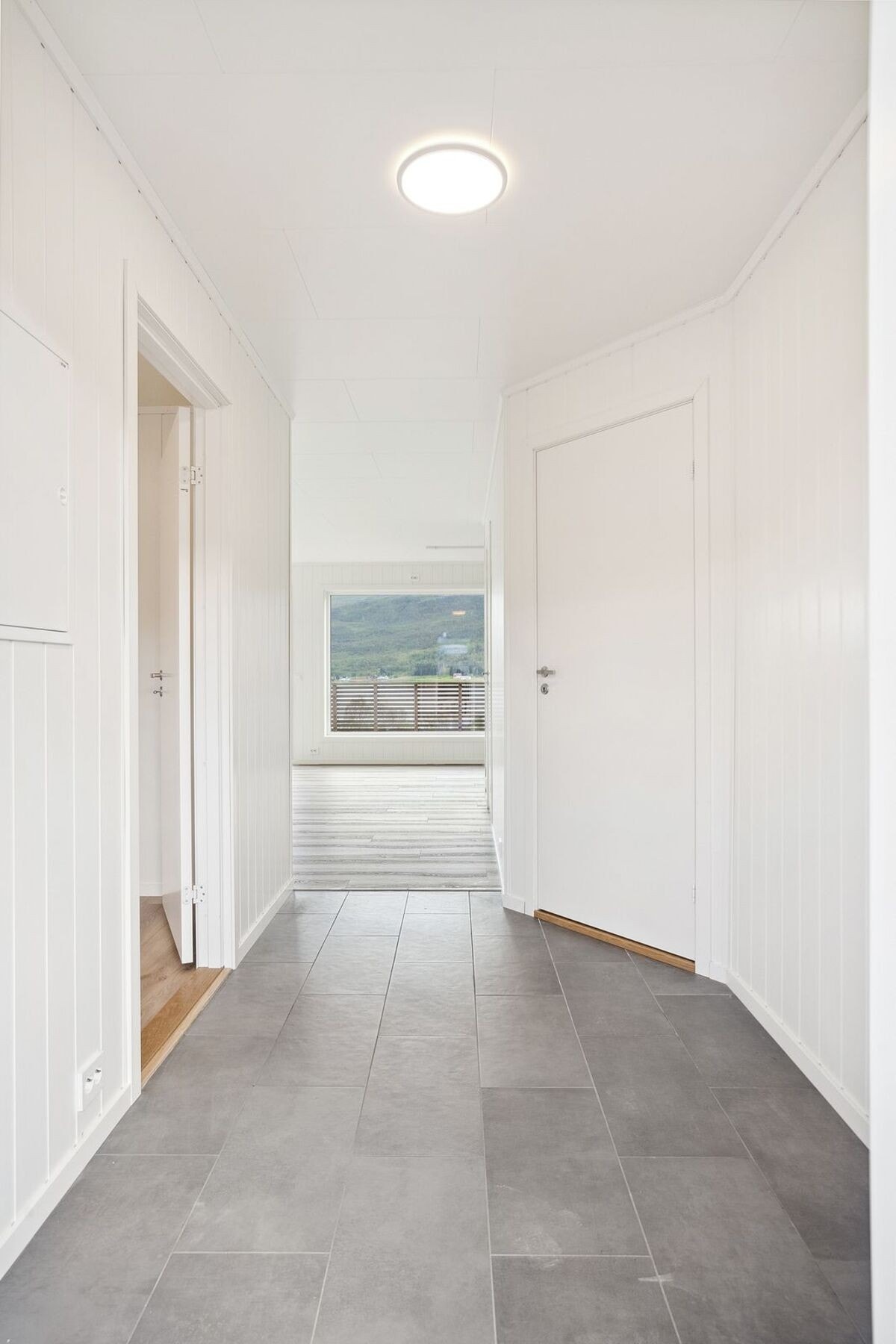 Entré er flislagt med varmekabler i gulv (bilder er fra tilsvarende speilvendt leilighet i 2 etg.). Galleribilde