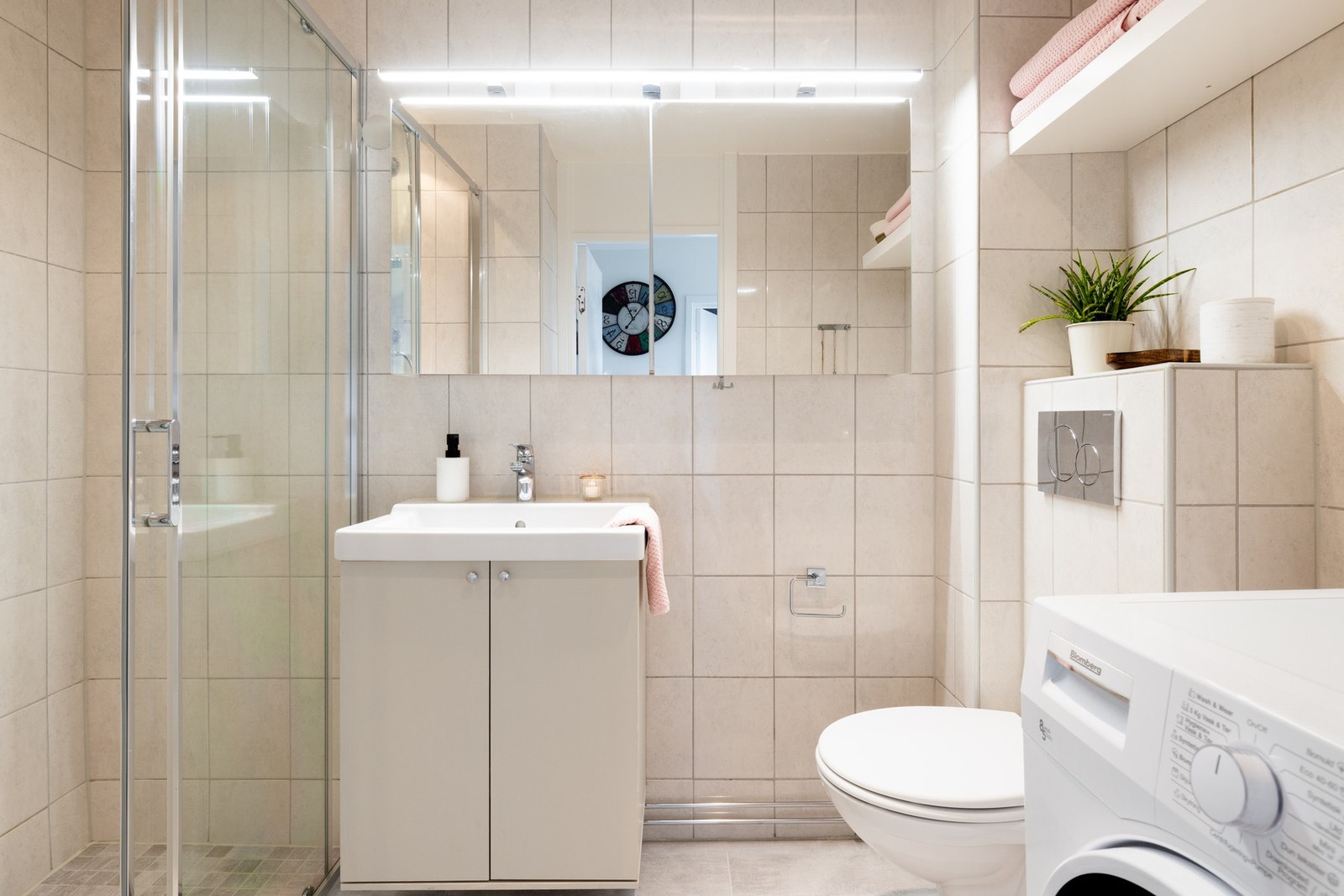 Badet er utstyrt med innredning med nedfelt servant, veggmontert toalett og dusjvegger/hjørne. Det er opplegg / plass til vaskemaskin. Galleribilde
