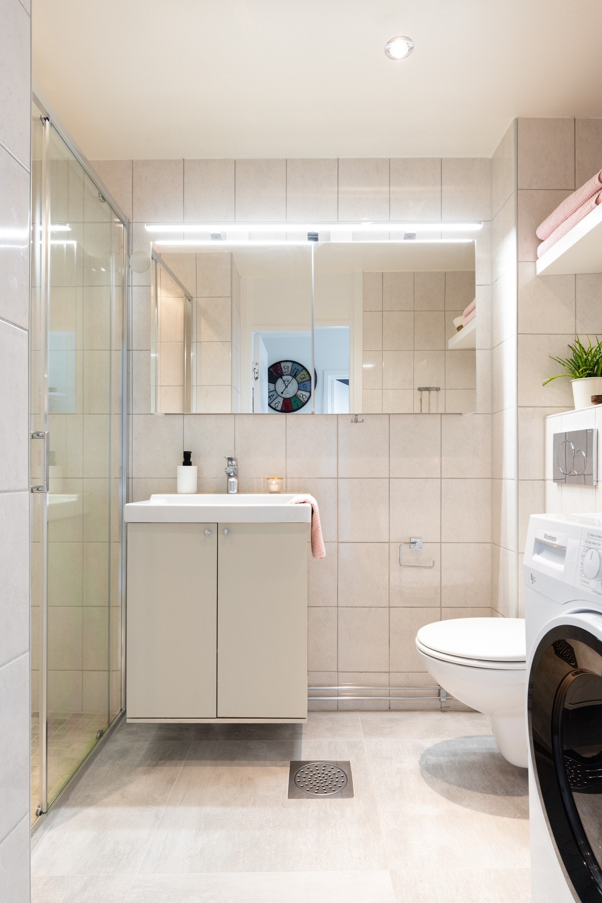 Pent flislagt bad pusset opp i regi av borettslaget i 2009. Badet har gulvvarme og downlightsbelysning. Galleribilde