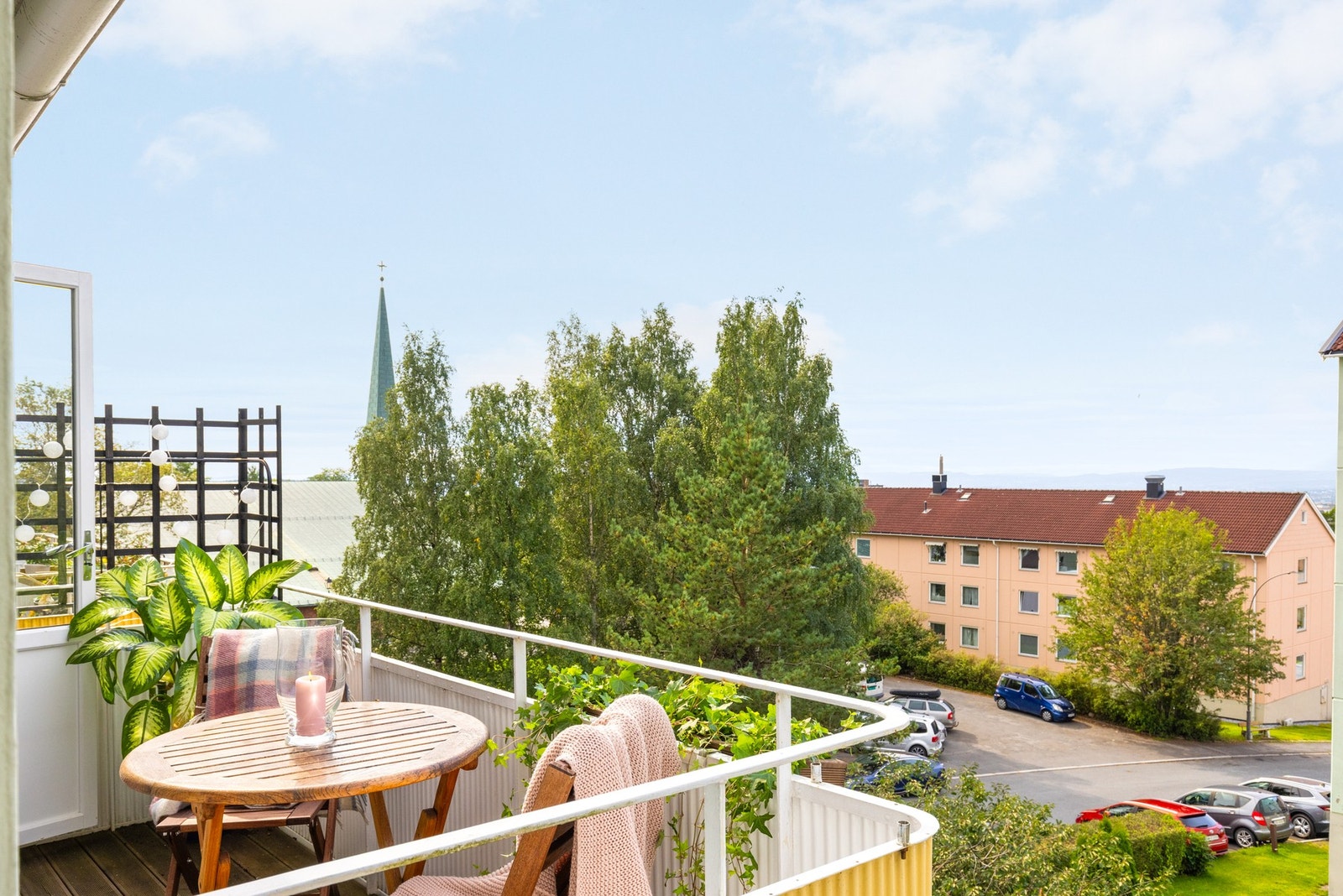På balkongen er det plass til utemøbler, beplantning og grill (borettslaget tillater elektrisk og gass). Galleribilde