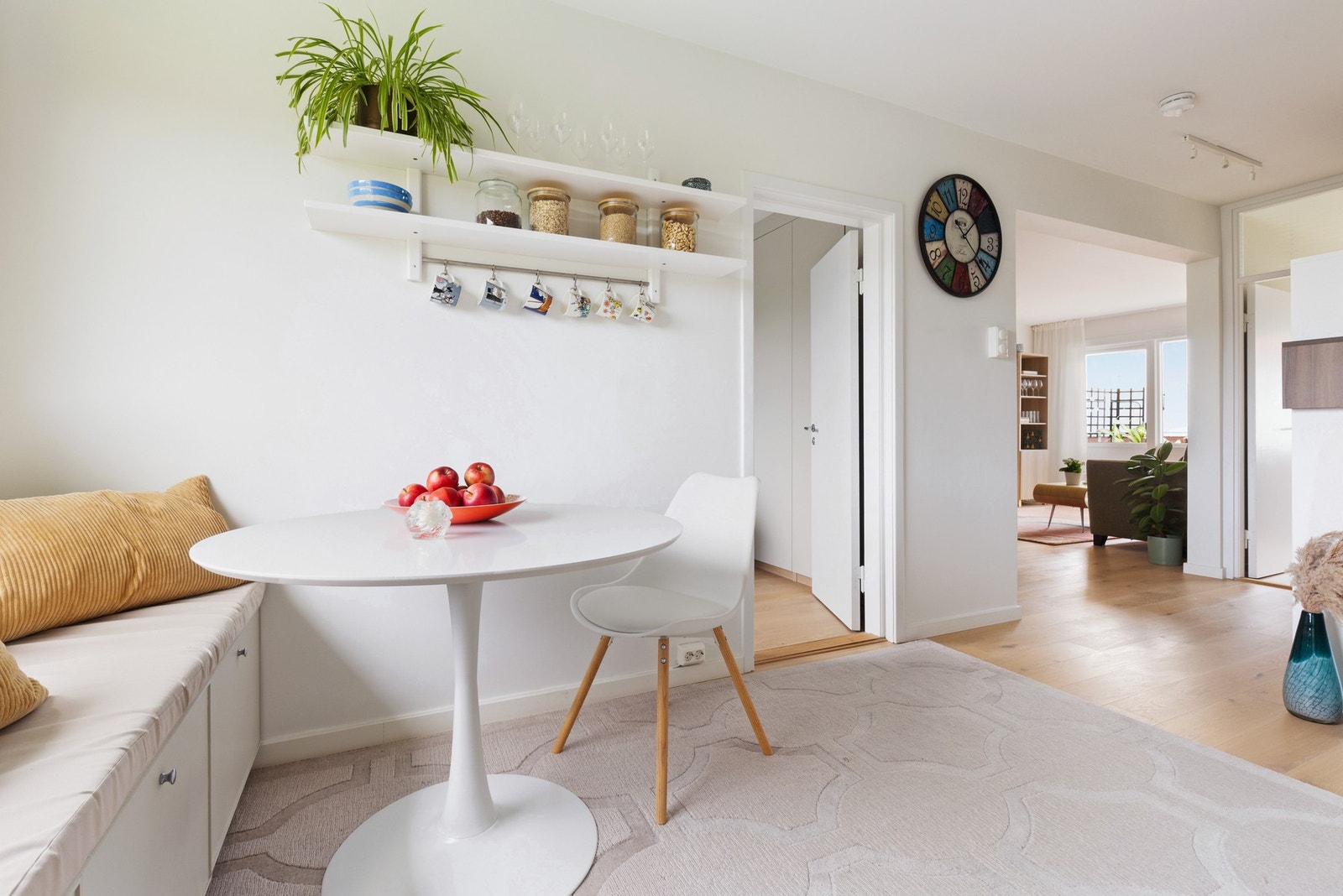 Veggen mellom kjøkken og gang ble fjernet av tidligere eier. Dette sørger for gjennomgående lys og en fantastisk romfølelse. Galleribilde