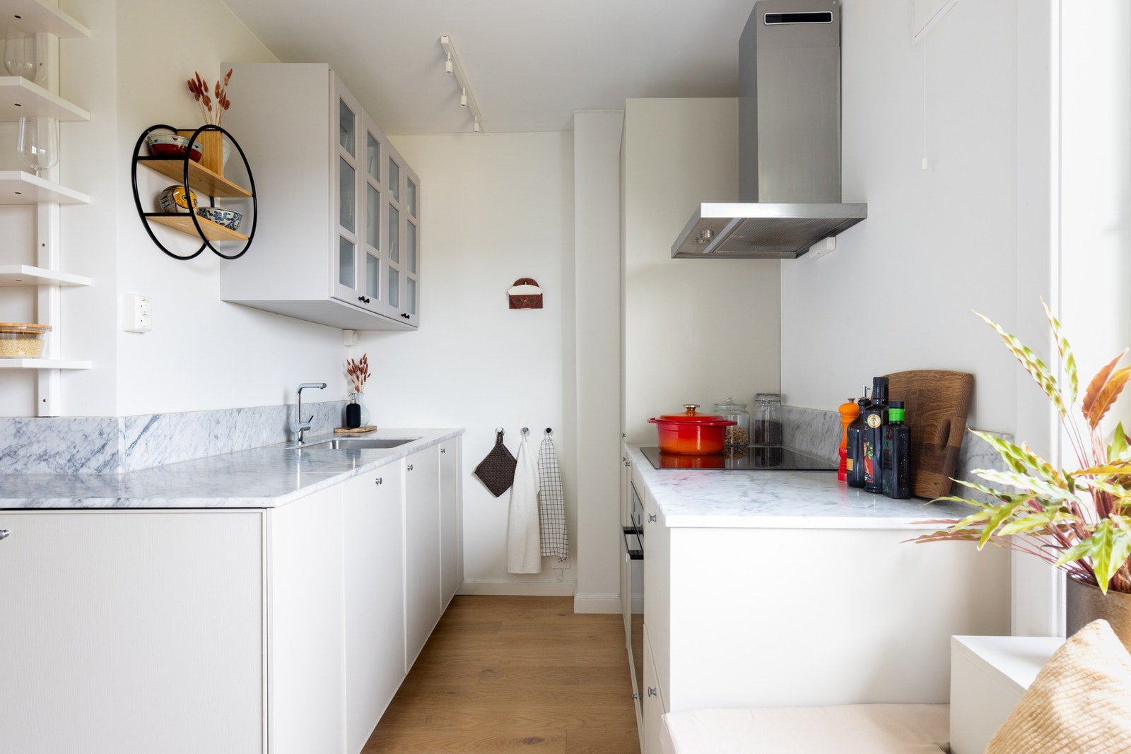 Induksjonstoppen er fra Electrolux, oppvaskmaskinen er fra Siemens og stekeovnen er fra Miele og har katalytisk selvrens. Induksjonstoppen var ny i 2022. Galleribilde