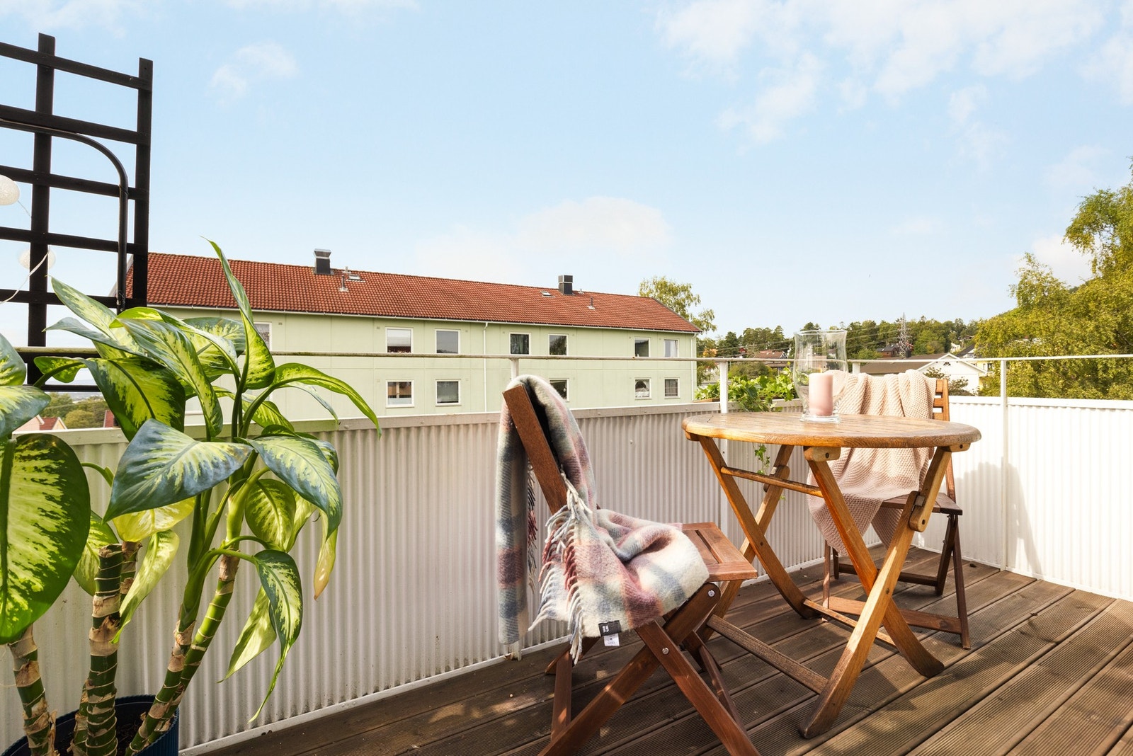 Dette er en lys og gjennomgående 3-roms toppleilighet med meget god intern beliggenhet. Galleribilde