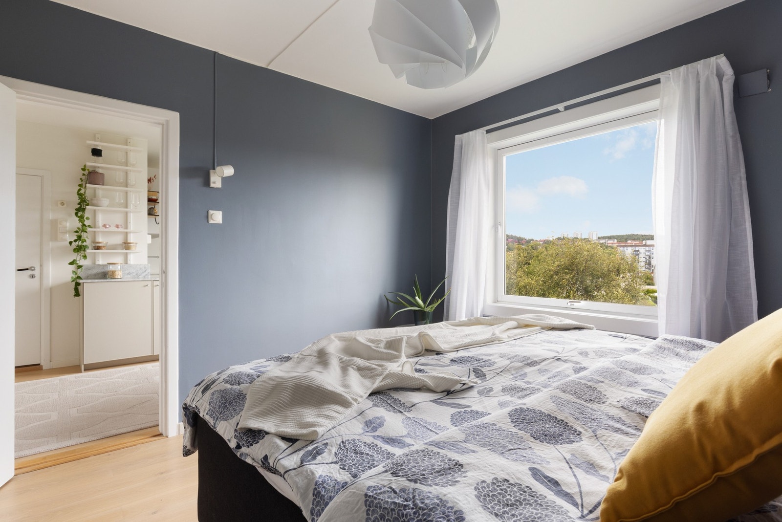 Hyggelig utsyn fra hovedsoverommet. Galleribilde