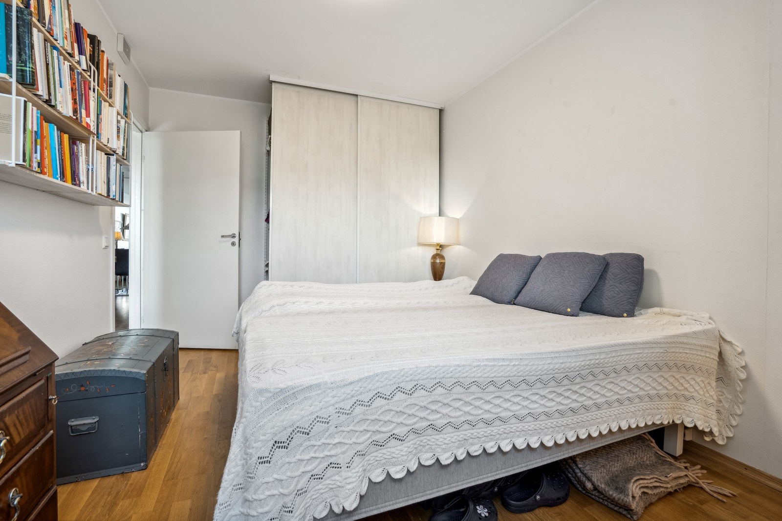 Hovedsoverommet i god størrelse - Her er det skyvedørsgarderobe og garderobeskap Galleribilde