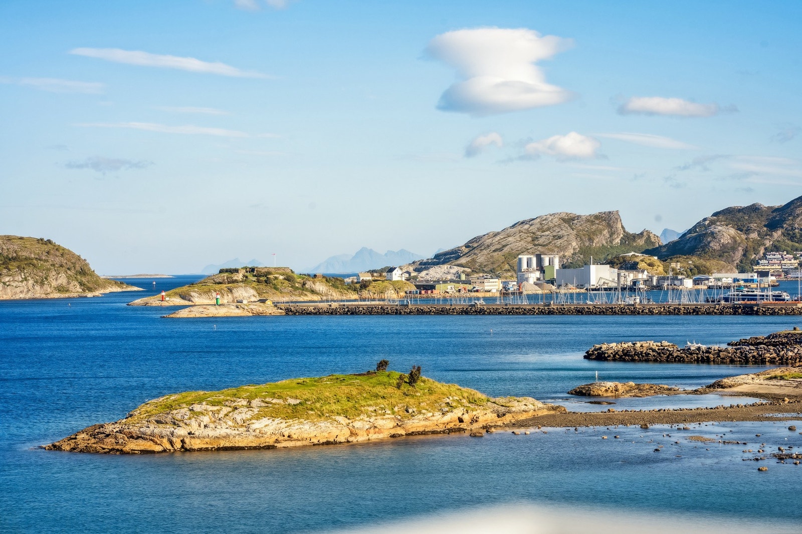 Leiligheten ligger fint til i Breivika, like ved Pelle Molins plass og bystranda - kort vei til Bodø sentrum Galleribilde