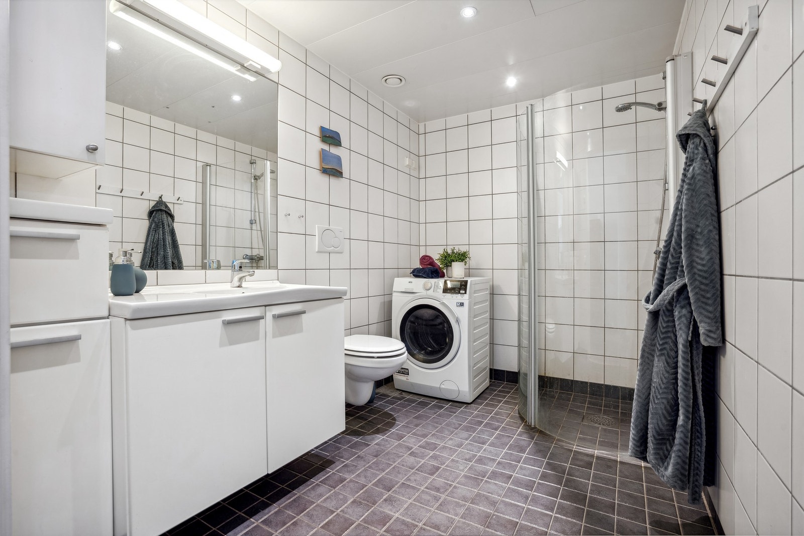 Pent flislagt bad i klassisk og tidløs utforming - Opplegg for vaskemaskin - Varme i gulv Galleribilde