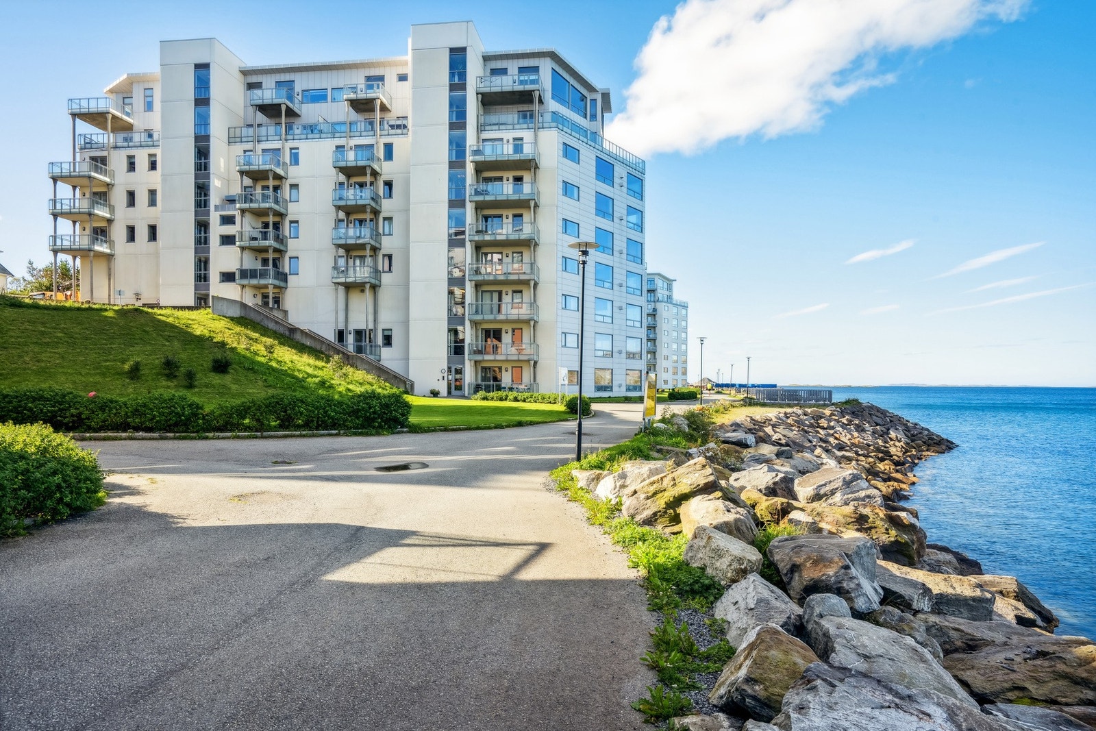 Leiligheten ligger i 7. etasje med nydelig utsikt mot innseilinga til Bodø Galleribilde