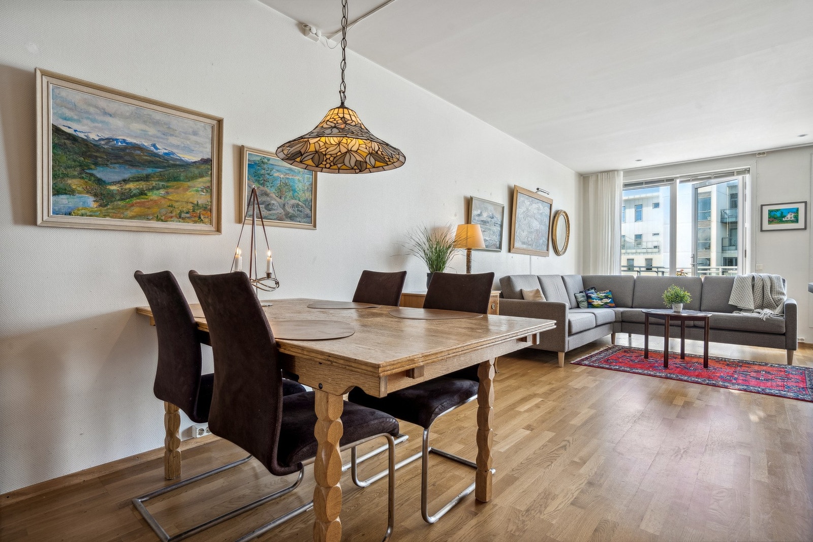 Stuen har god plass til både sitte- og spisegruppe - Parkett på gulv Galleribilde