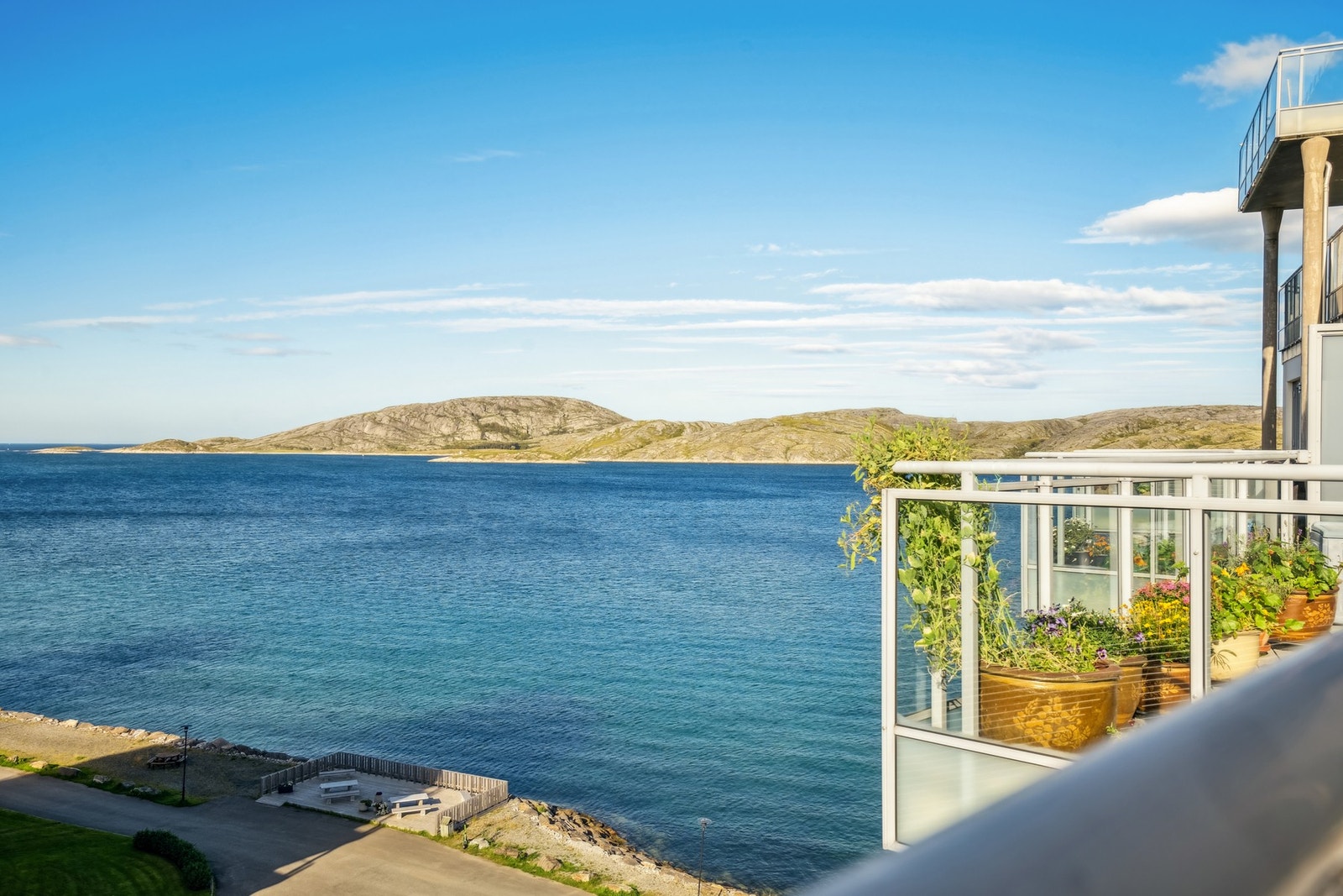Flott utsikt over havet hvor du bl.a. kan se innseilinga til Bodø og Hjartøya Galleribilde