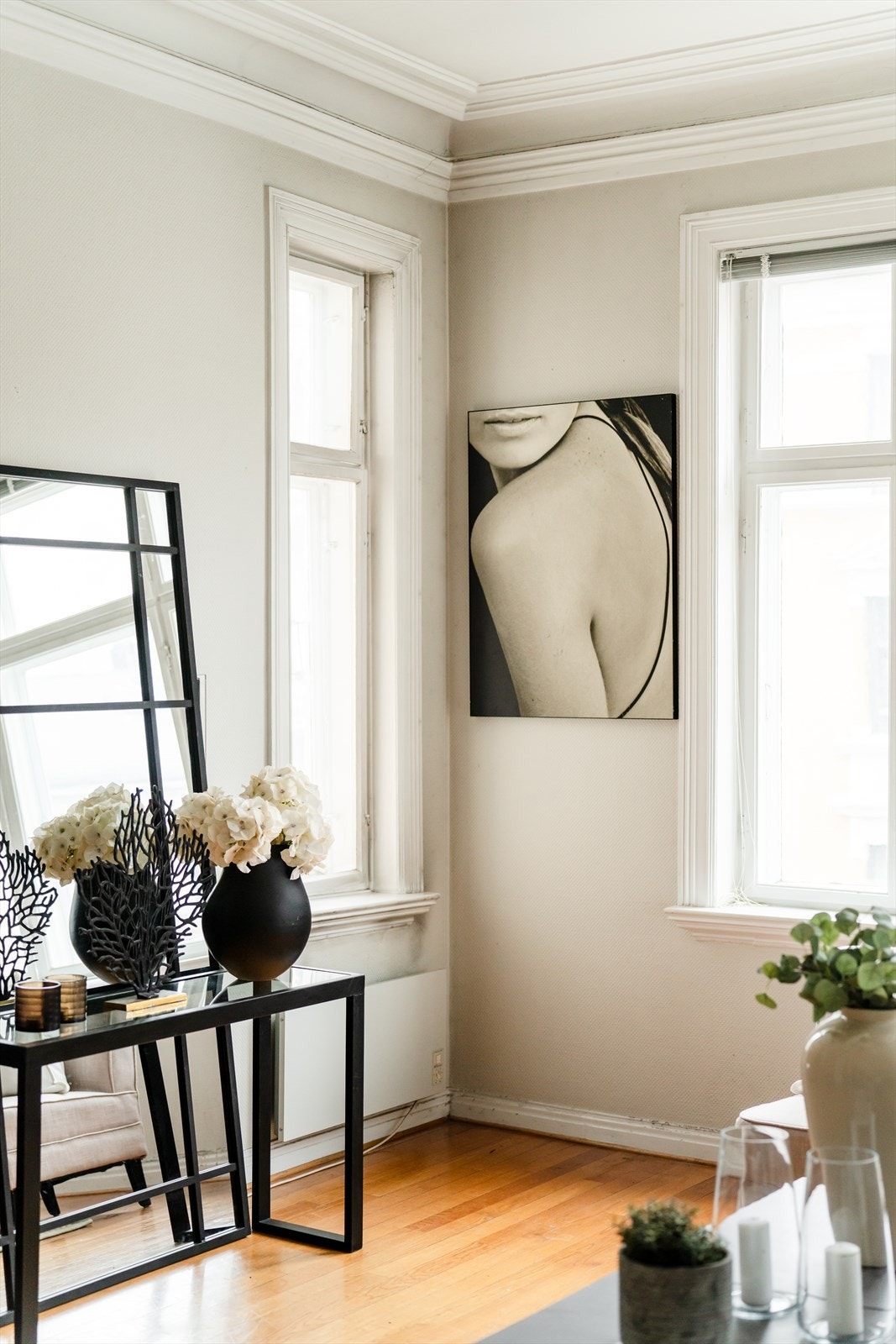 Karnappet tilfører en ekstra dimensjon til rommet og skaper en perfekt blanding av funksjon og estetikk. Galleribilde