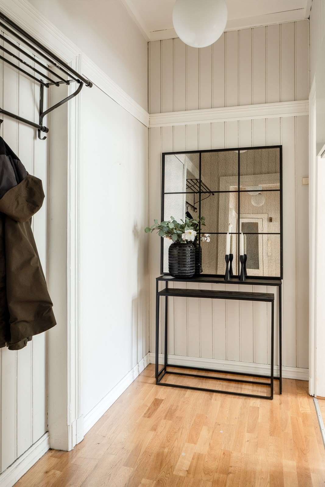 Her er det god plass til å møblere med garderobe til oppbevaring av yttertøy. Galleribilde