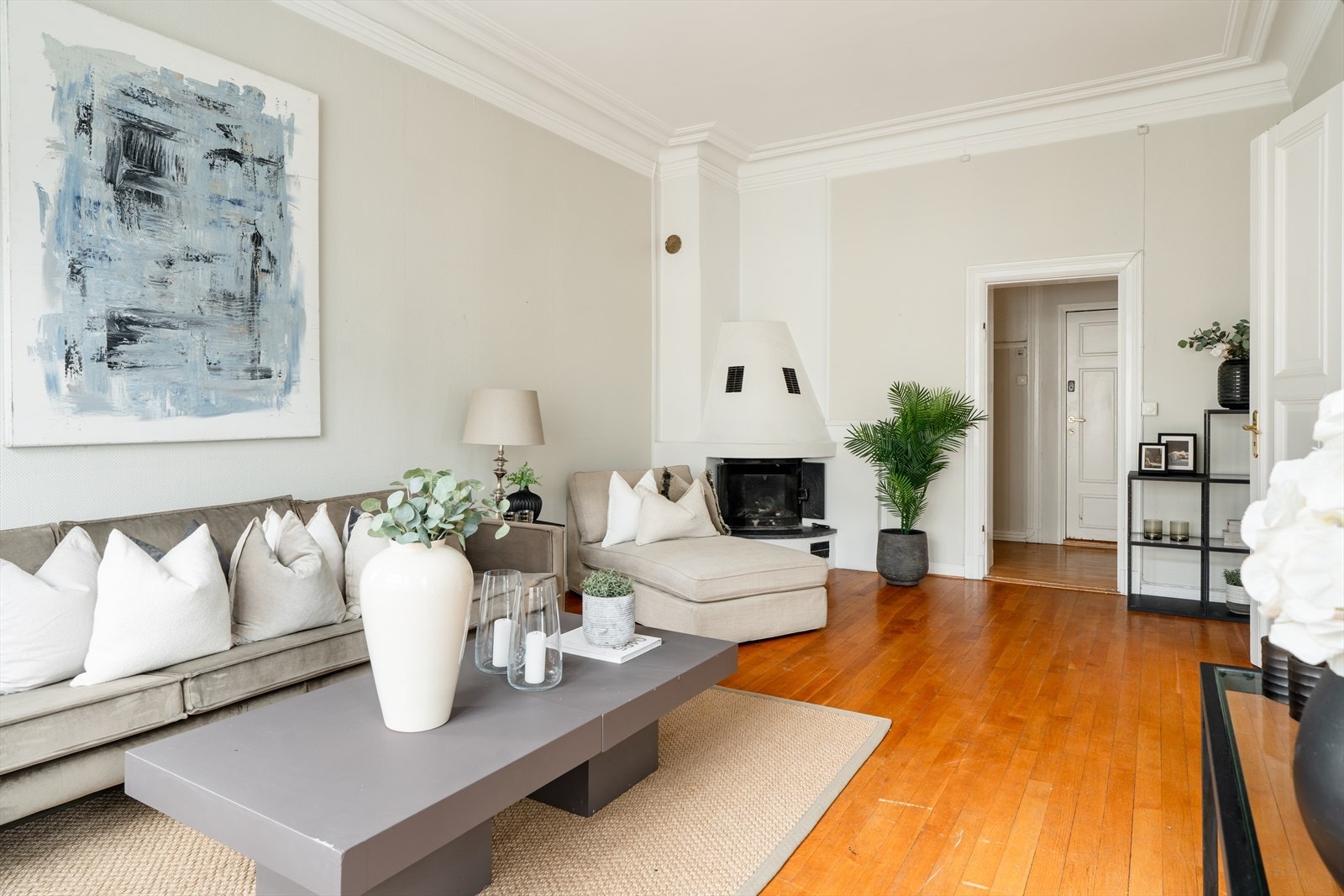 God takhøyde, kombinert med detaljrik takutsmykning og stukkatur gir en herskapelig romfølelse. Galleribilde