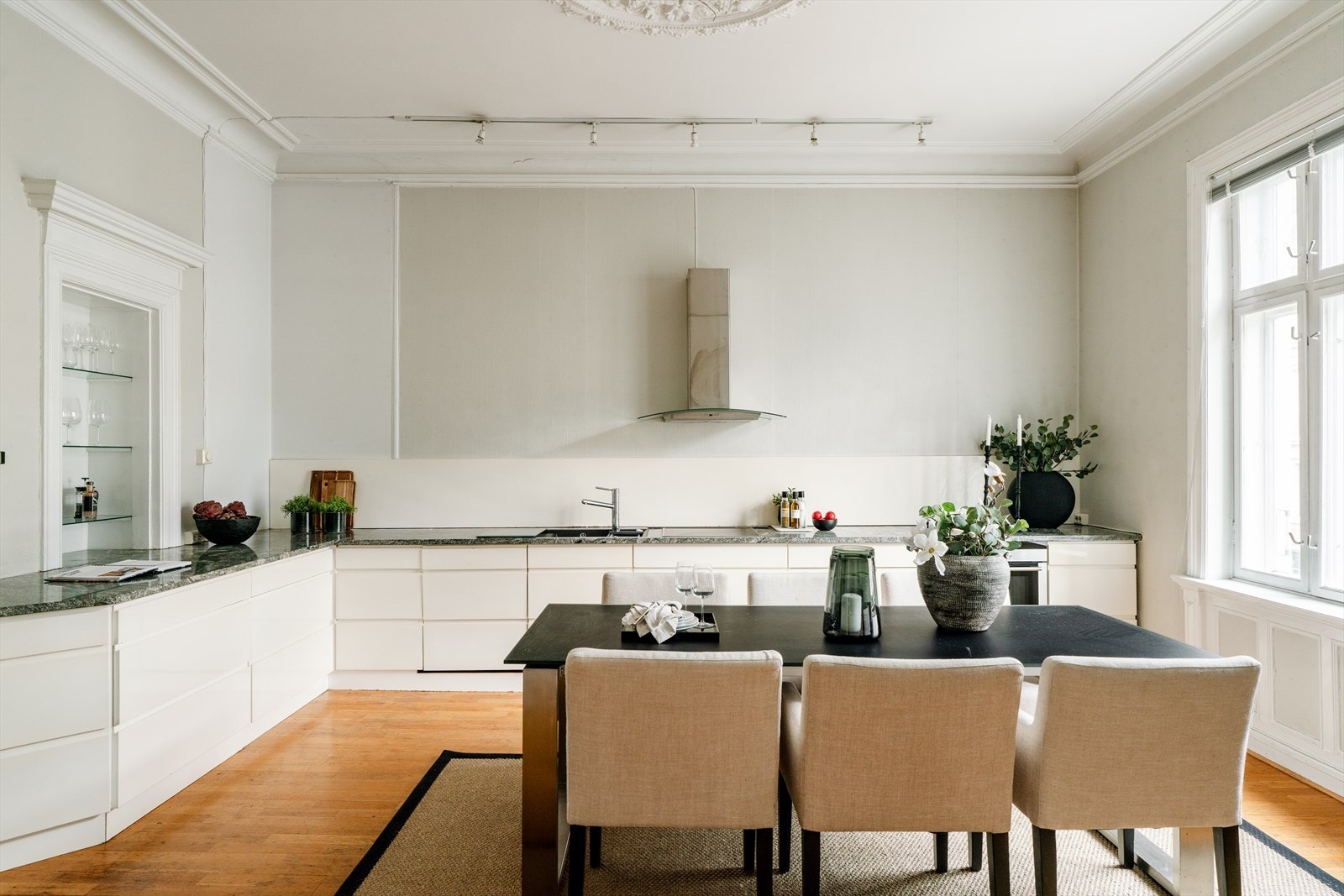 Kjøkkenet har godt med skap- og benkeplass, samt god plass til stort spisebord. Galleribilde