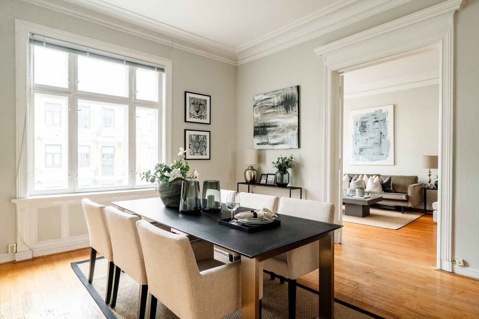 Romslig spisekjøkken med god plass til langstrakt spisebord. Galleribilde