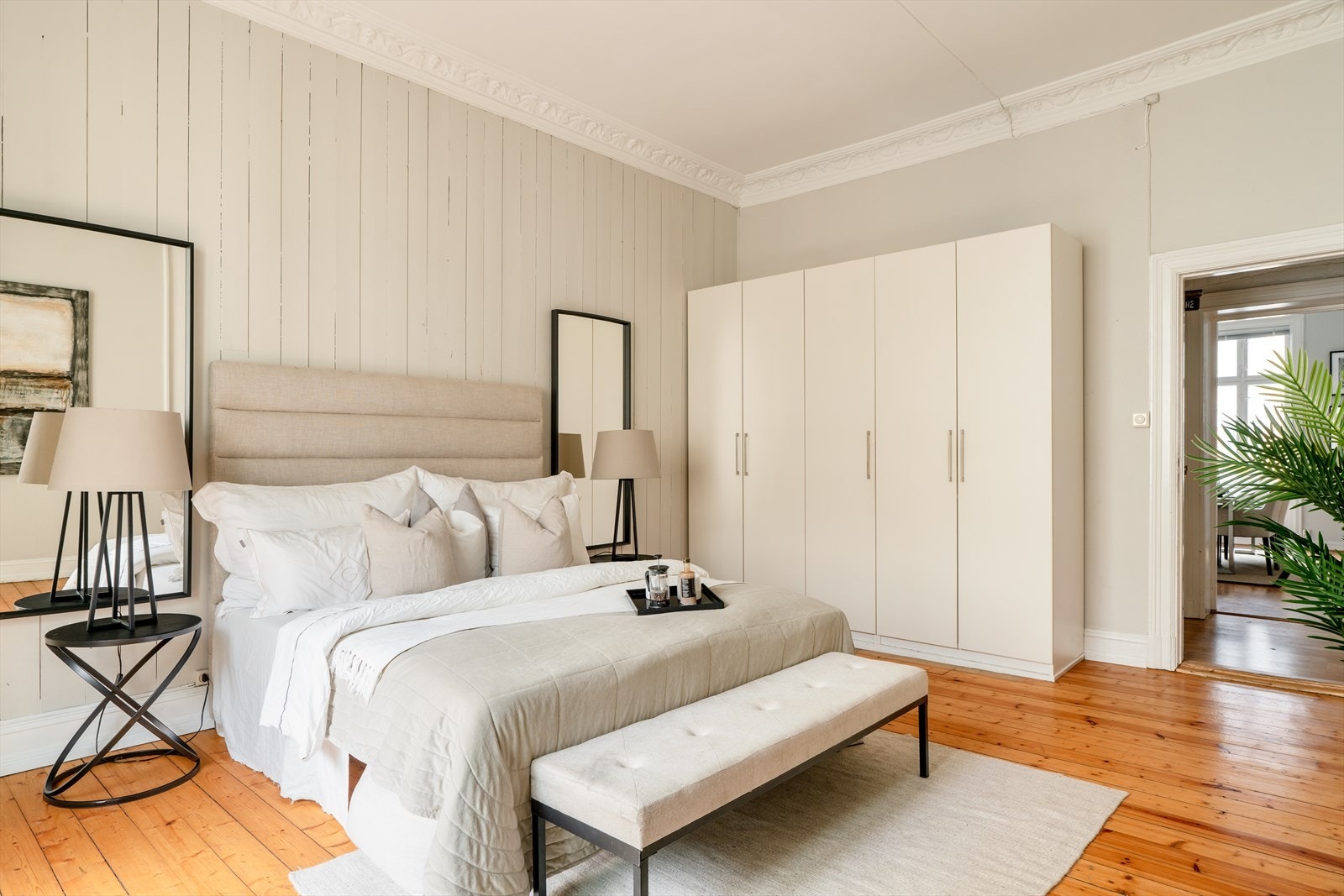 Klassiske detaljer også på soverom. Galleribilde