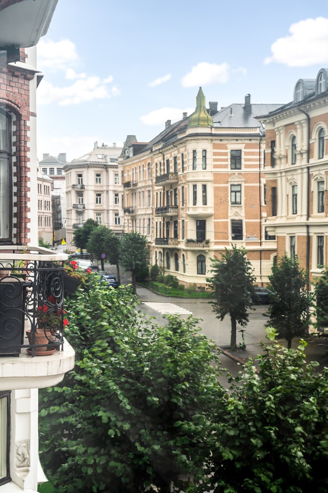 Leiligheten har en høytliggende plassering i bygården, og byr på luftig utsyn og særdeles gode lysforhold. Galleribilde