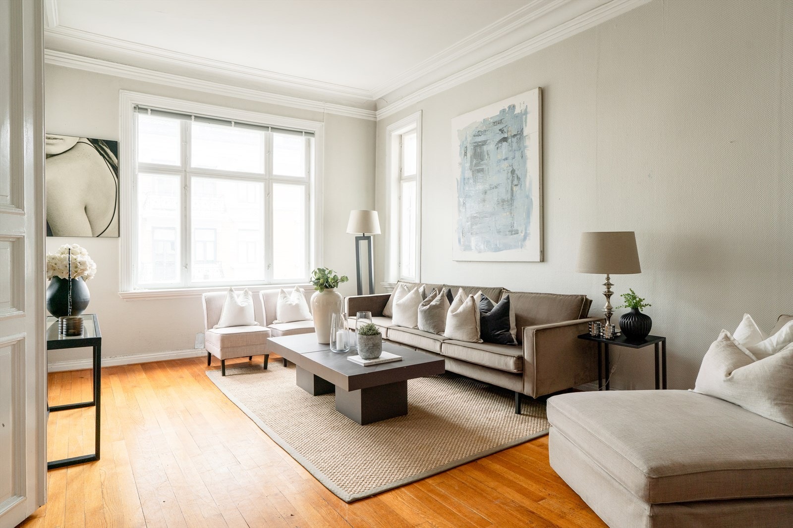 Storslagne vinduer slipper inn rikelig med naturlig lys, mens de romslige rommene gir god plass til både hverdagsliv og selskaper. Galleribilde