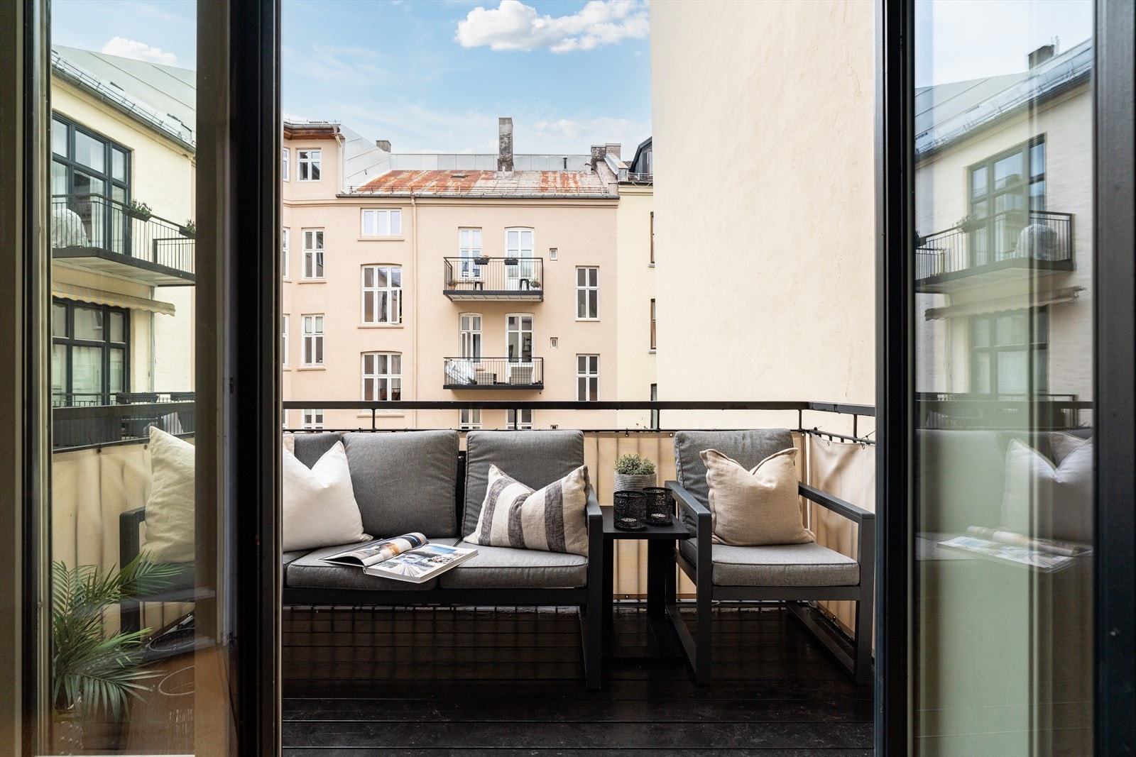 Vestvendt balkong vend mot rolig bakgård. Galleribilde