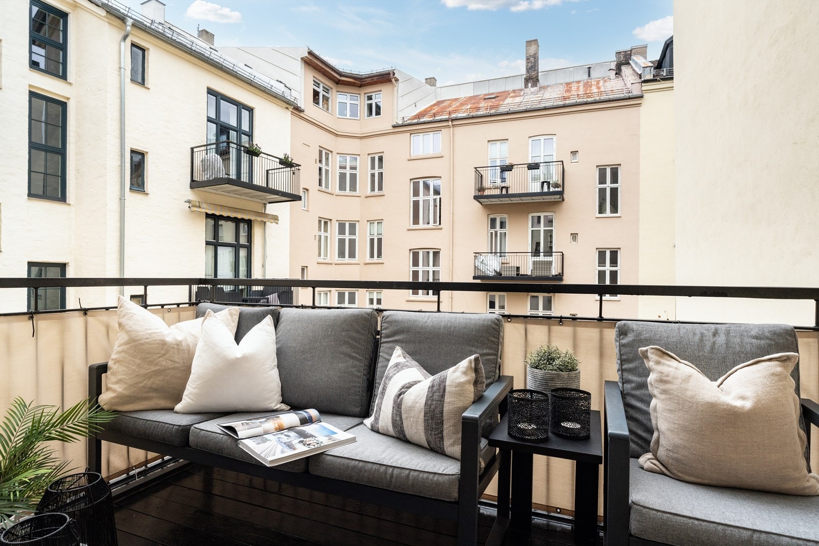 Fra hovedsoverommet er det utgang til leilighetens balkong. Galleribilde