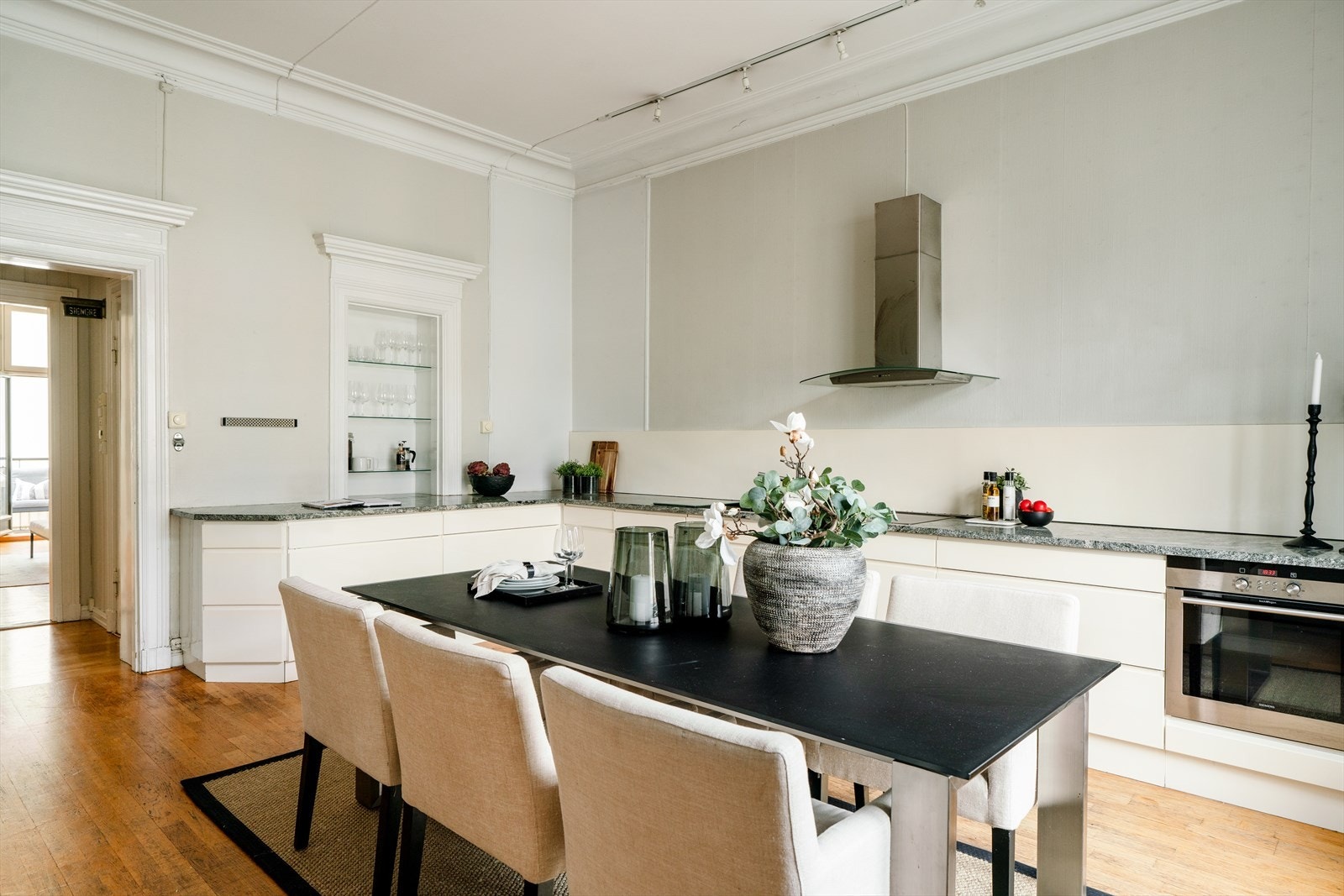 Kjøkkenet har en tidløs sjarm med klassiske detaljer som fremhever hjemmets karakter. Galleribilde