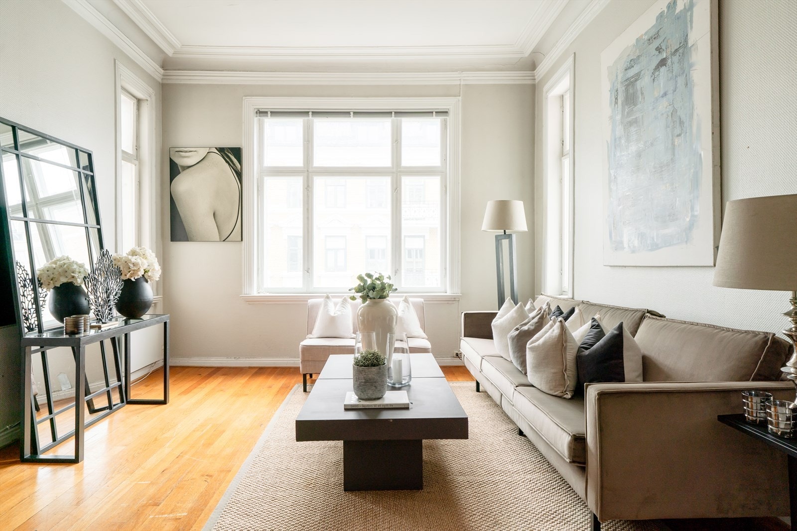 Leiligheten har et sjarmerende karnapp som gir et unikt preg til stuen. De store vinduene i karnappet slipper inn rikelig med naturlig lys, samtidig som de gir rommet en luftig og innbydende følelse. Galleribilde