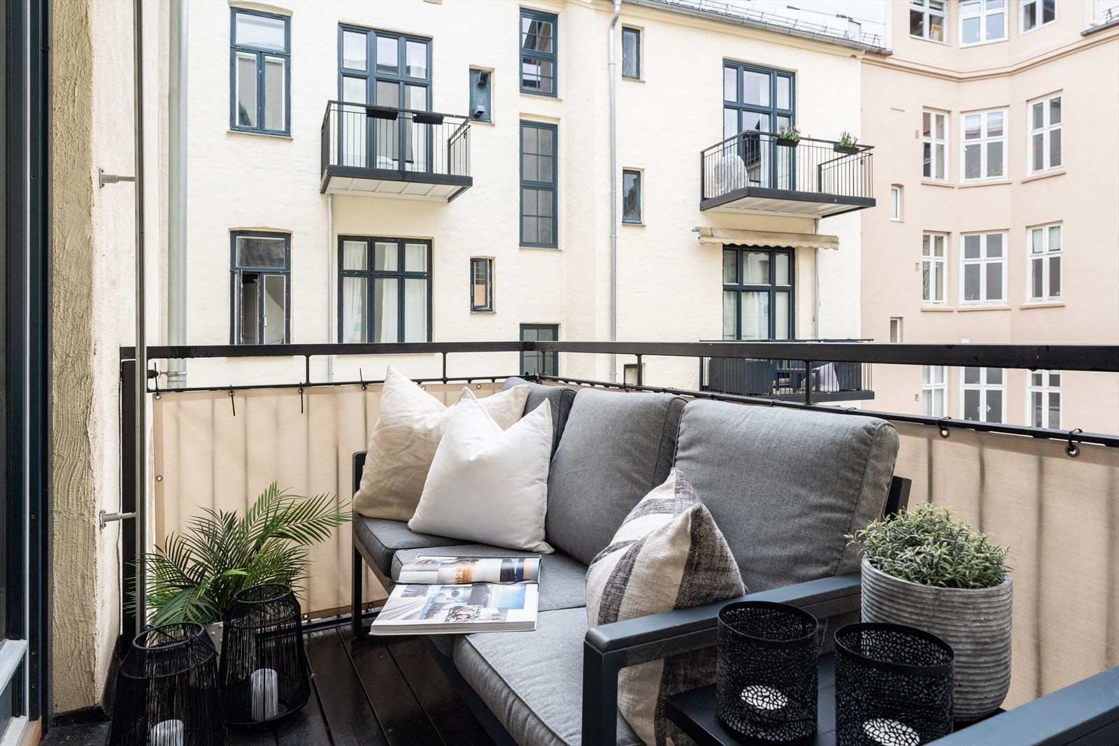 Balkongen måler ca. 4 kvm. og er et perfekt sted for å nyte rolige morgenstunder eller avslappende kvelder. Galleribilde