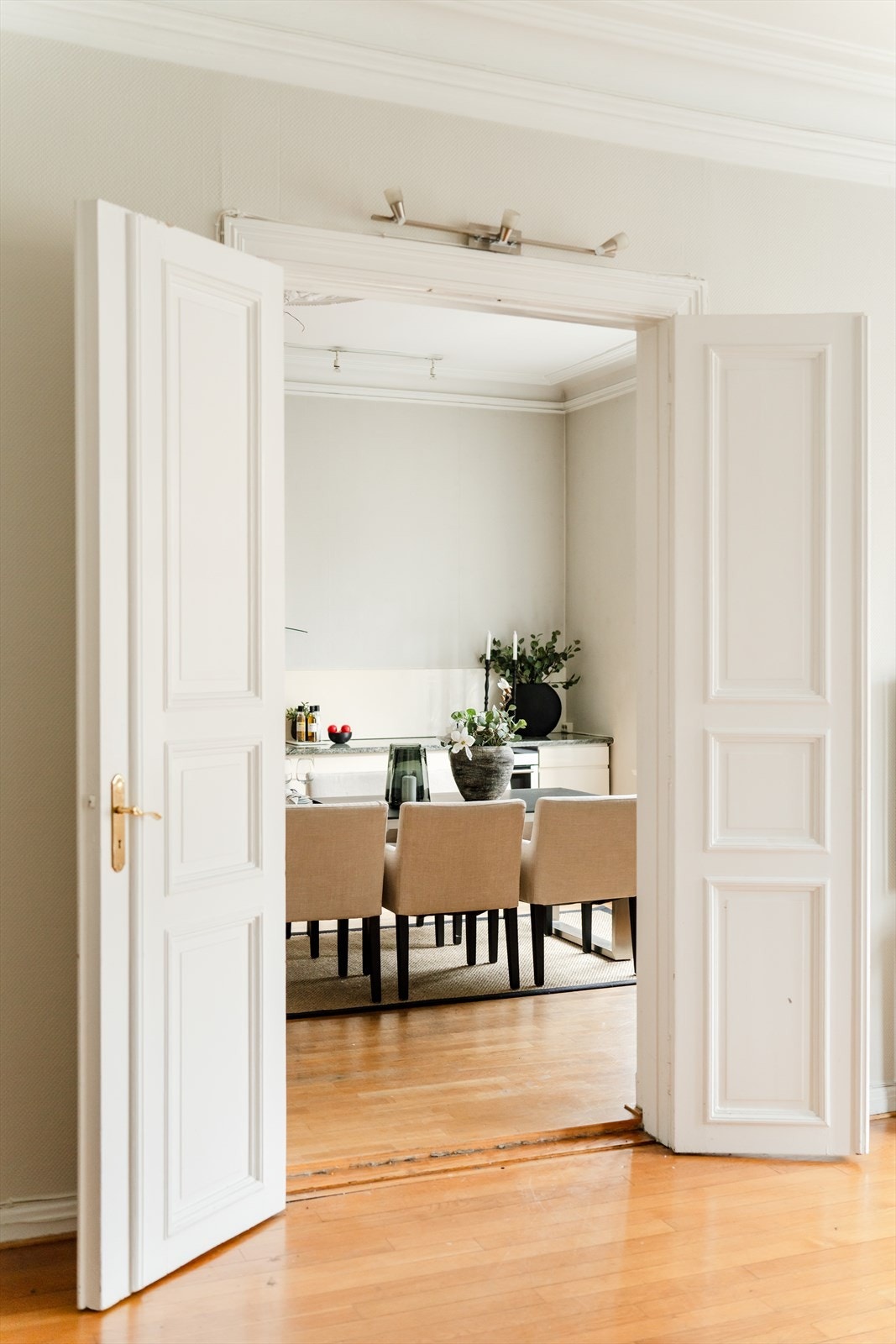 Doble fløydører mellom stue og kjøkken. Galleribilde