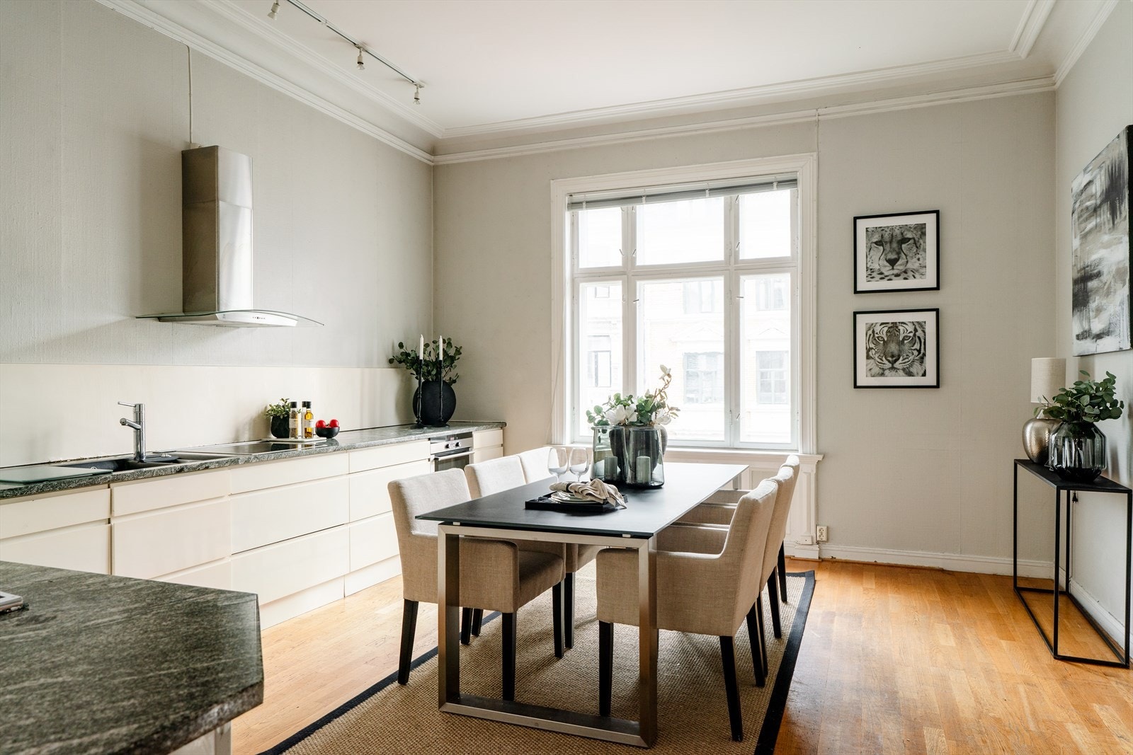 Dette spisekjøkkenet kombinerer funksjonalitet med varme og atmosfære. Med god plass til et stort spisebord, blir kjøkkenet hjemmets naturlige samlingspunkt for både hverdagsmiddager og festlige lag. Galleribilde